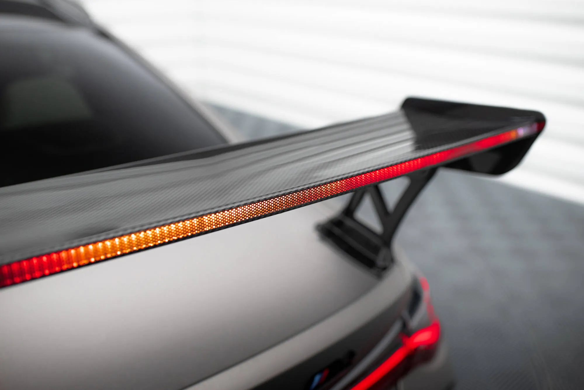 Hekkspoiler med ytre bøyler med LED BMW M4 (G82) 2021-2026 | Carbon Fiber Edition – bilde 4