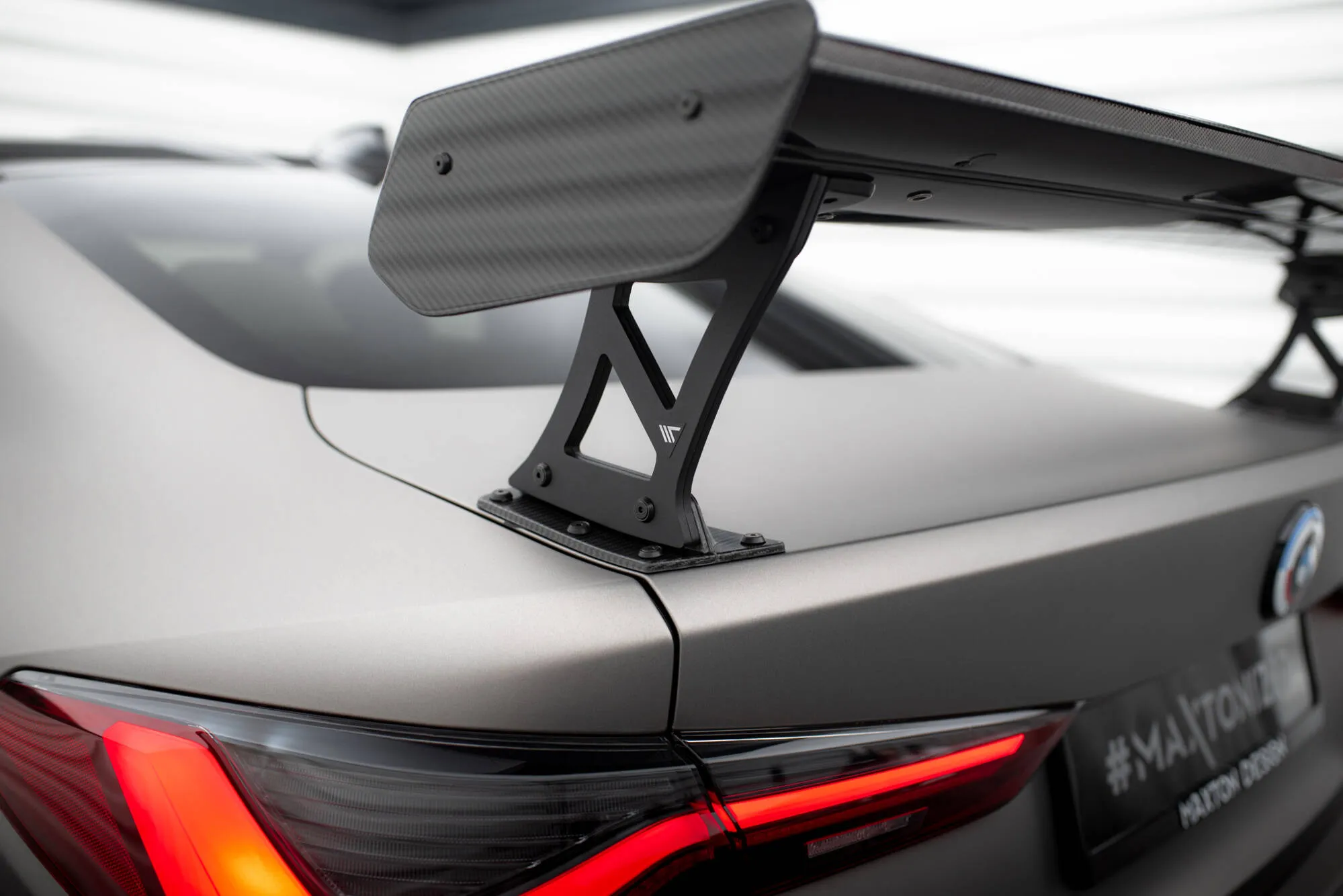 Hekkspoiler med ytre bøyler med LED BMW M4 (G82) 2021-2026 | Carbon Fiber Edition – bilde 5