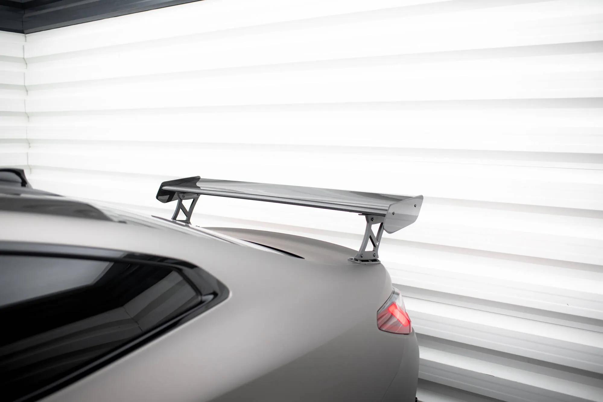 Hekkspoiler med ytre bøyler med LED BMW M4 (G82) 2021-2026 | Carbon Fiber Edition – bilde 6