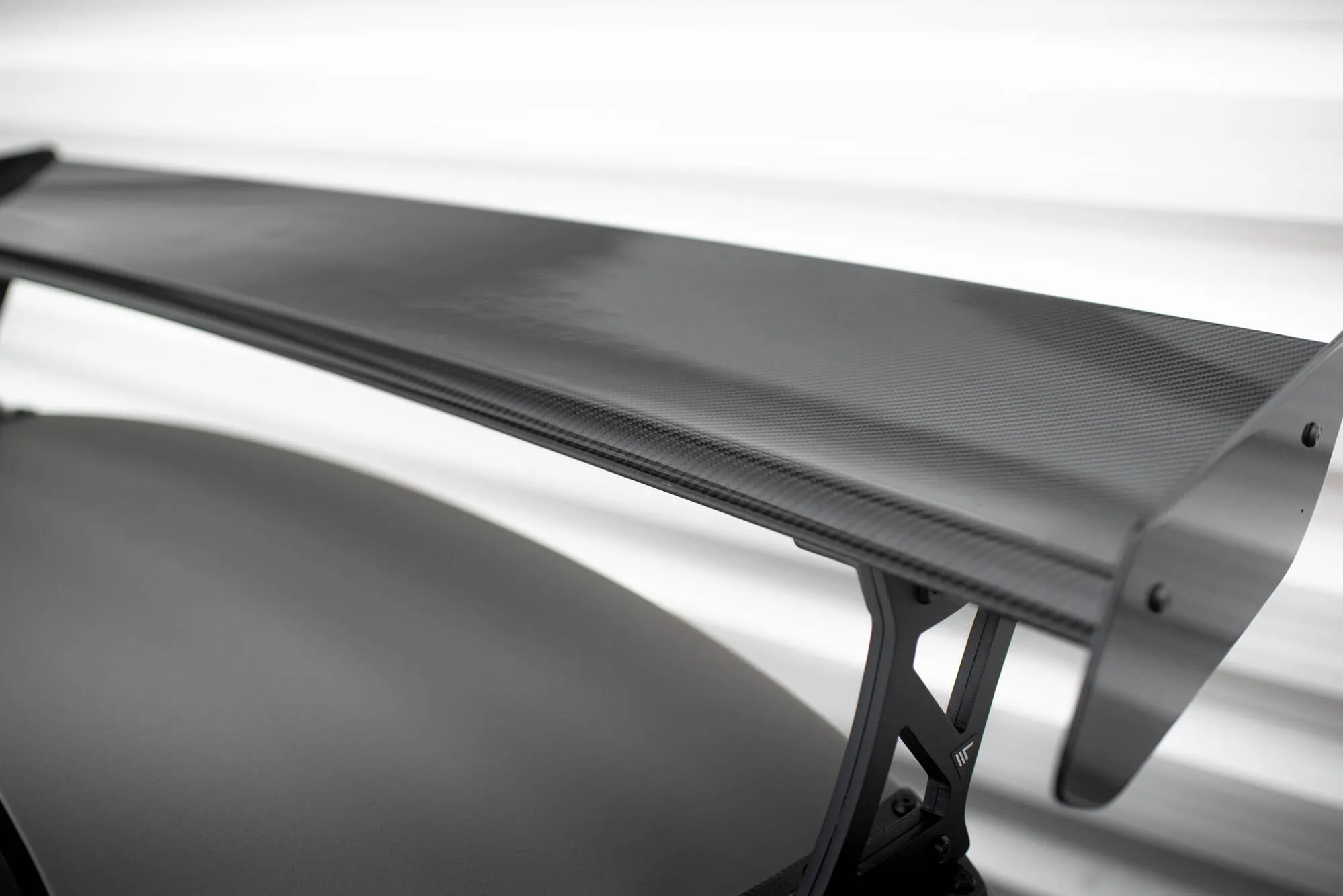 Hekkspoiler med ytre bøyler med LED BMW M4 (G82) 2021-2026 | Carbon Fiber Edition – bilde 7