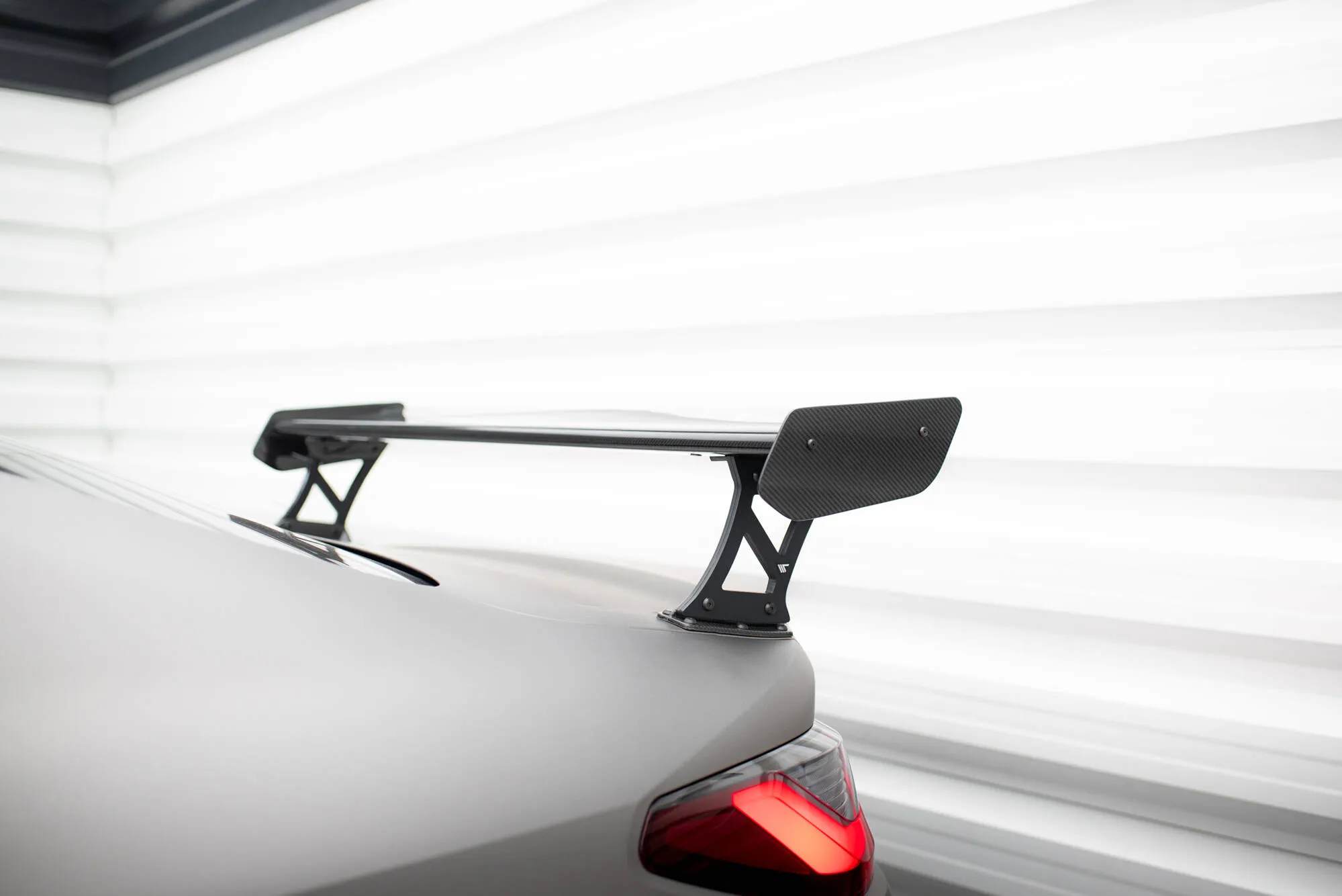 Hekkspoiler med ytre bøyler med LED BMW M4 (G82) 2021-2026 | Carbon Fiber Edition – bilde 8