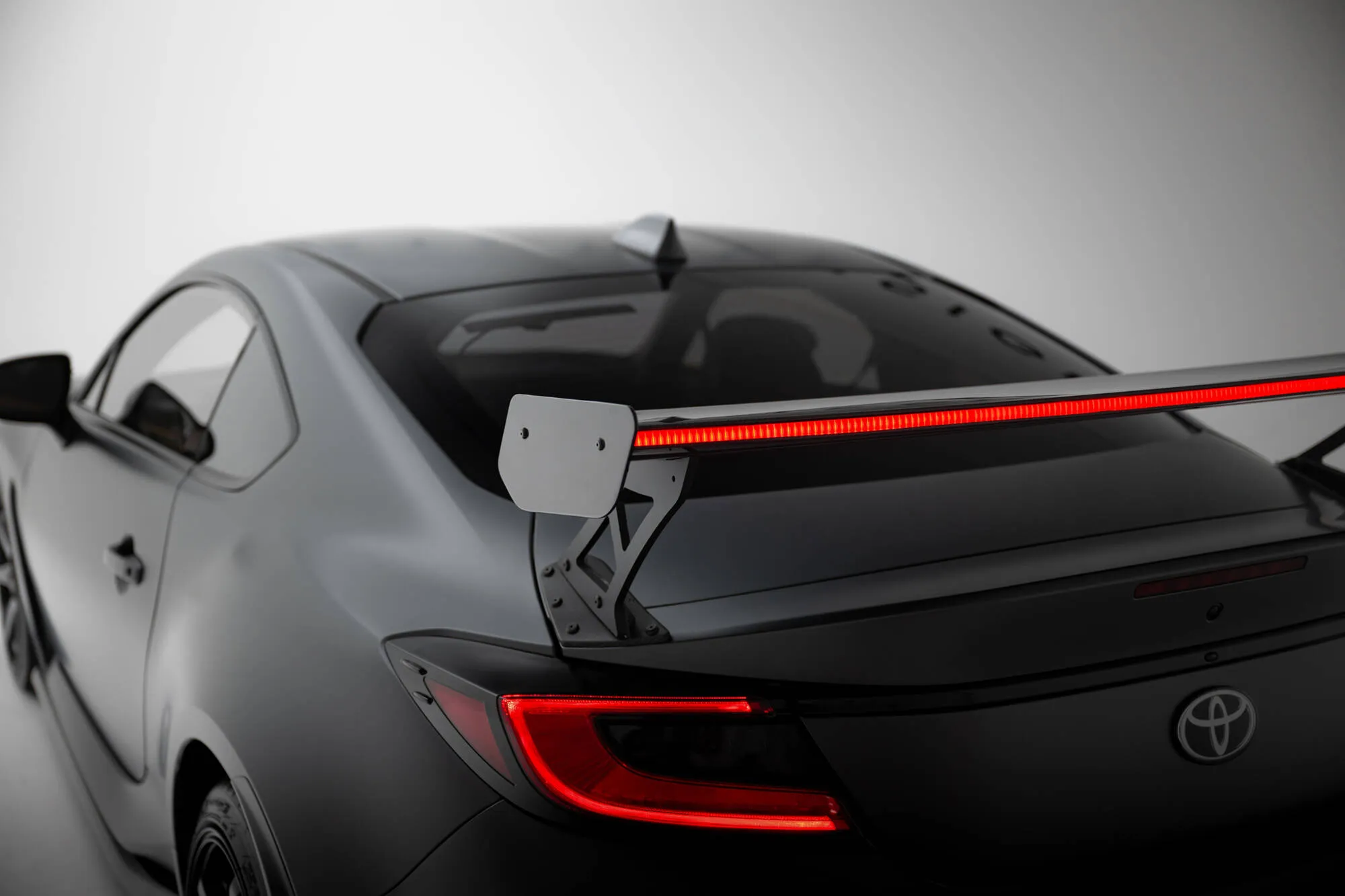 Hekkspoiler med ytre bøyler med LED Toyota GR86 (Mk1) 2021 - 2026 | Carbon Fiber Edition – bilde 4