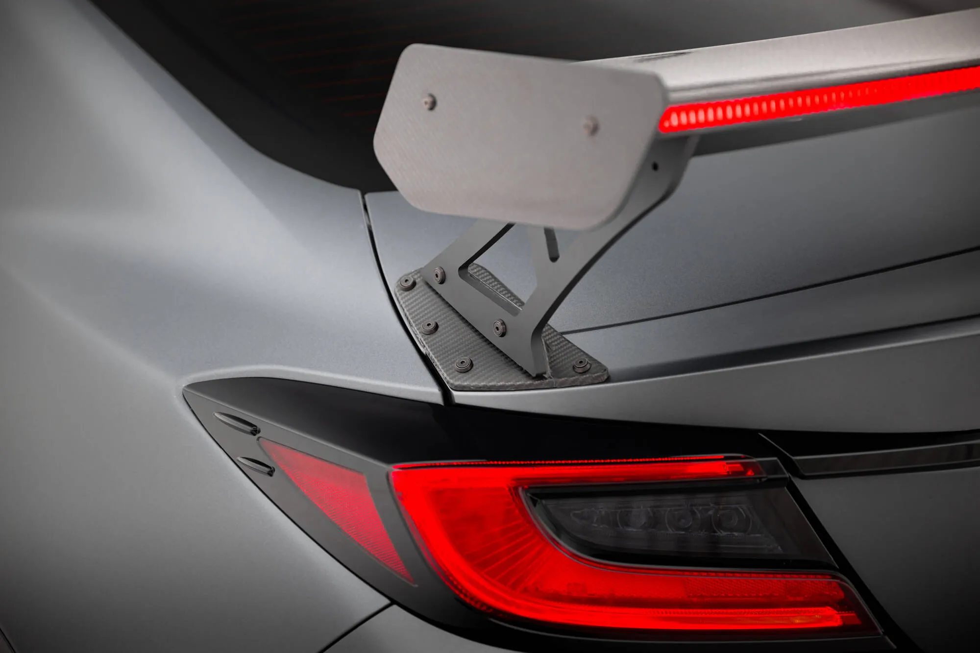 Hekkspoiler med ytre bøyler med LED Toyota GR86 (Mk1) 2021 - 2026 | Carbon Fiber Edition – bilde 7