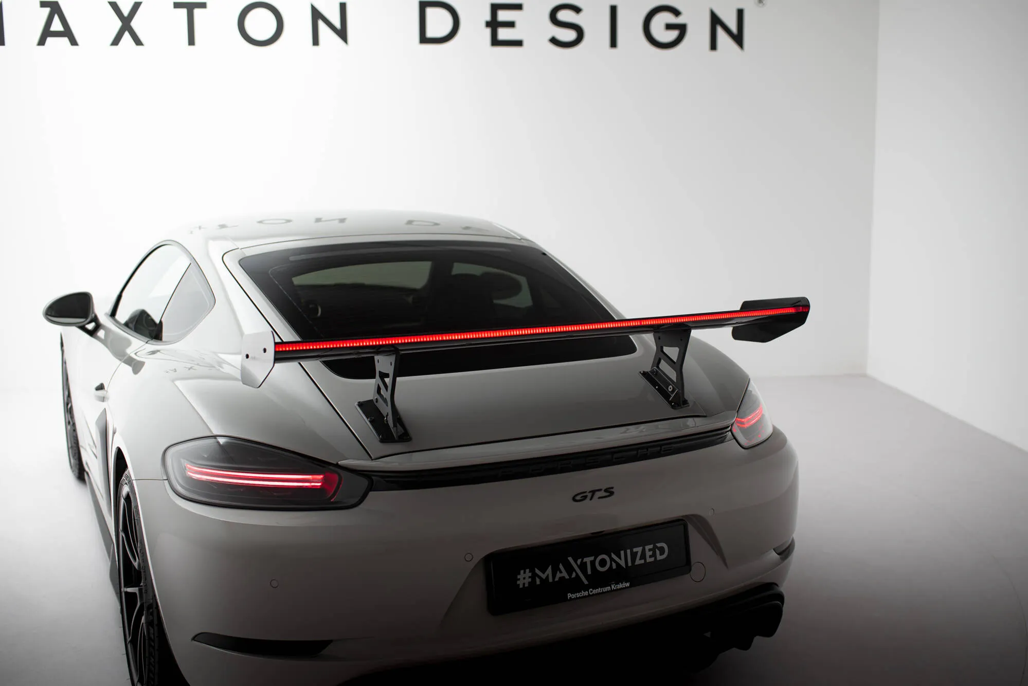 Hekkspoiler V.1 med indre bøyler med LED Porsche Cayman 2016 - 2026 | Carbon Fiber Edition