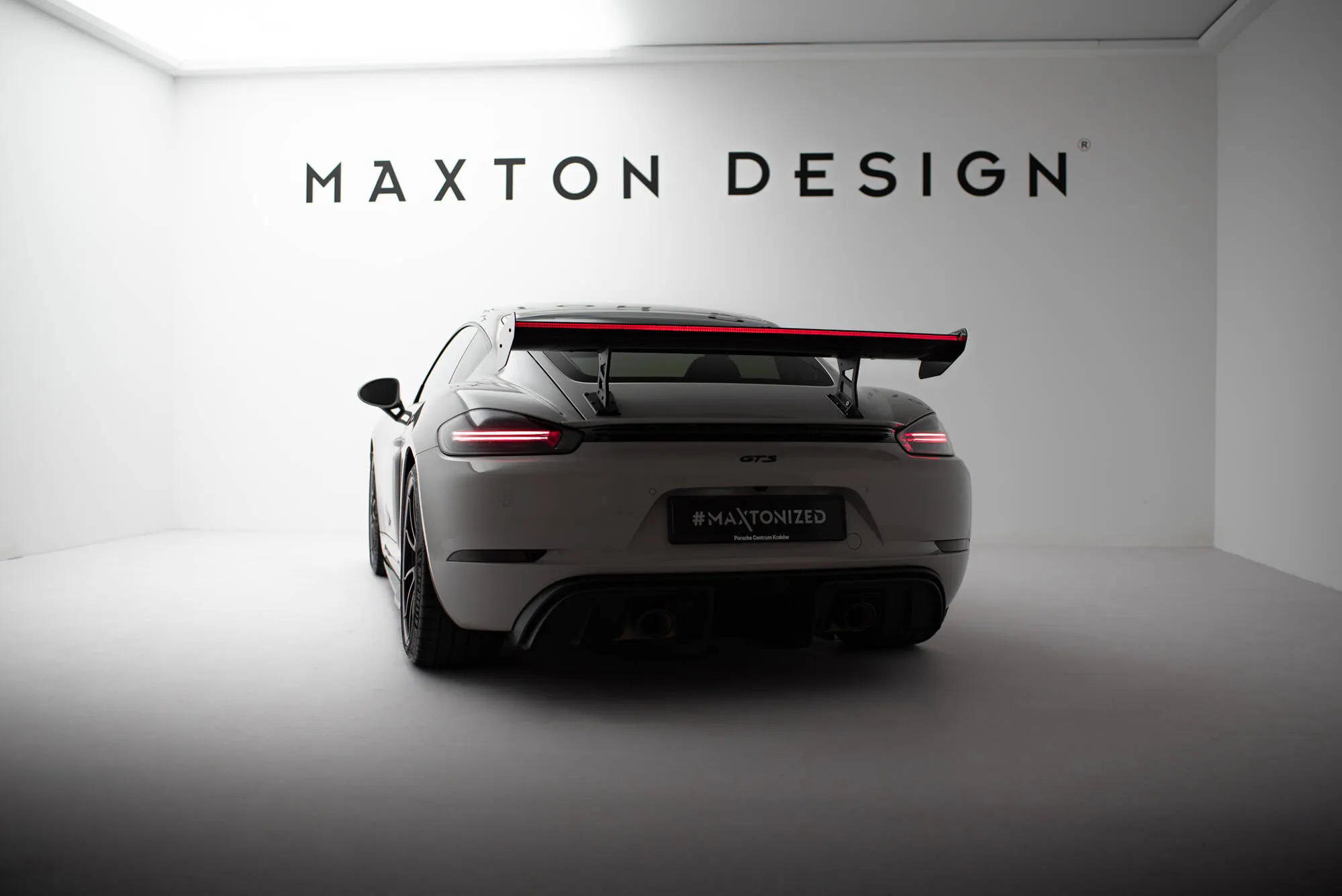 Hekkspoiler V.1 med indre bøyler med LED Porsche Cayman 2016 - 2026 | Carbon Fiber Edition – bilde 3