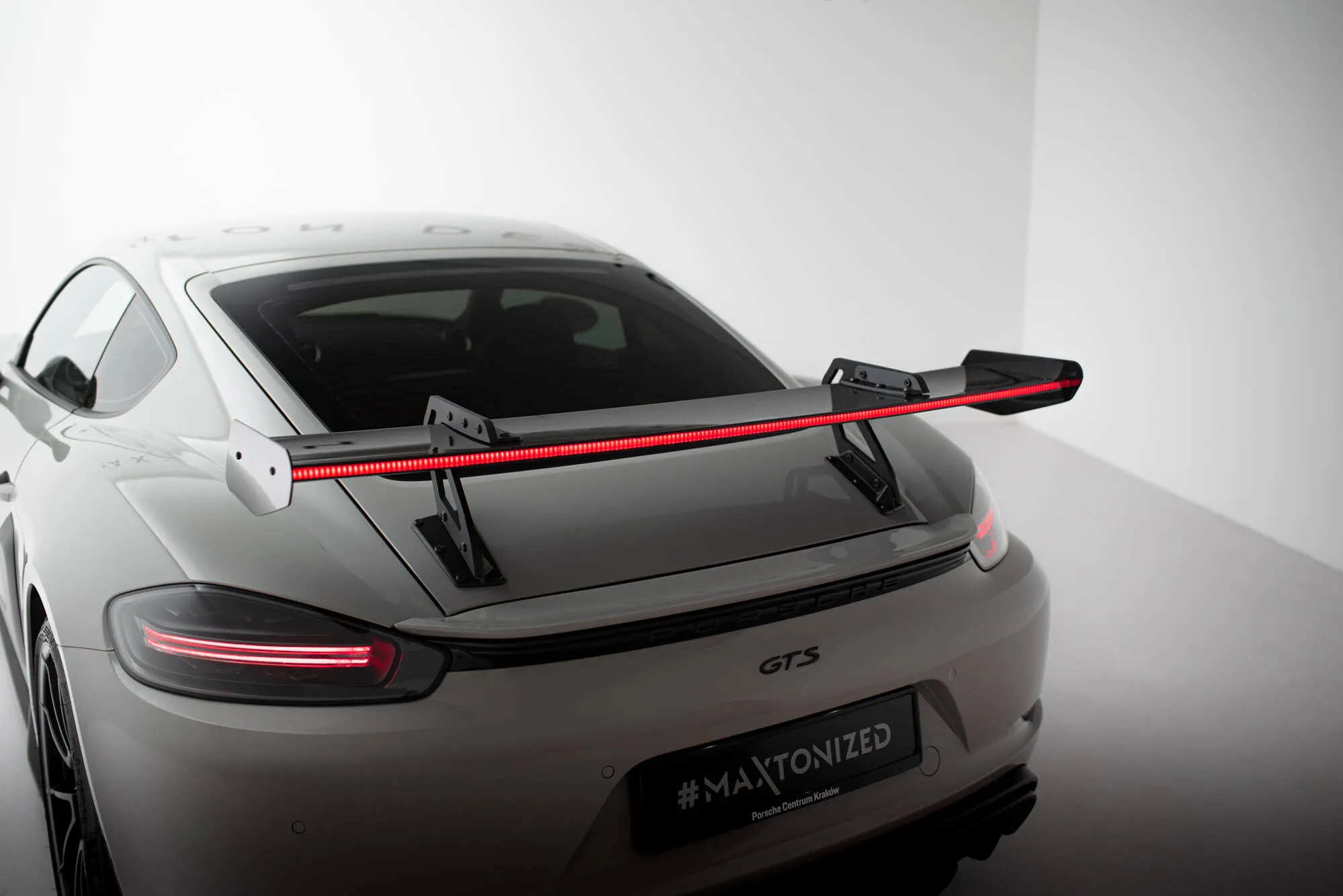 Hekkspoiler V.1 med svanehals med LED Porsche Cayman 2016-2026 | Carbon Fiber Edition