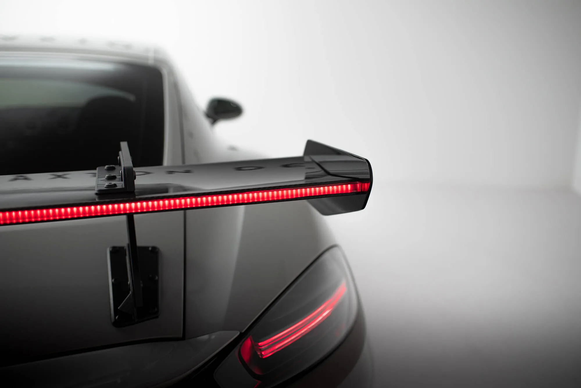 Hekkspoiler V.1 med svanehals med LED Porsche Cayman 2016-2026 | Carbon Fiber Edition – bilde 6
