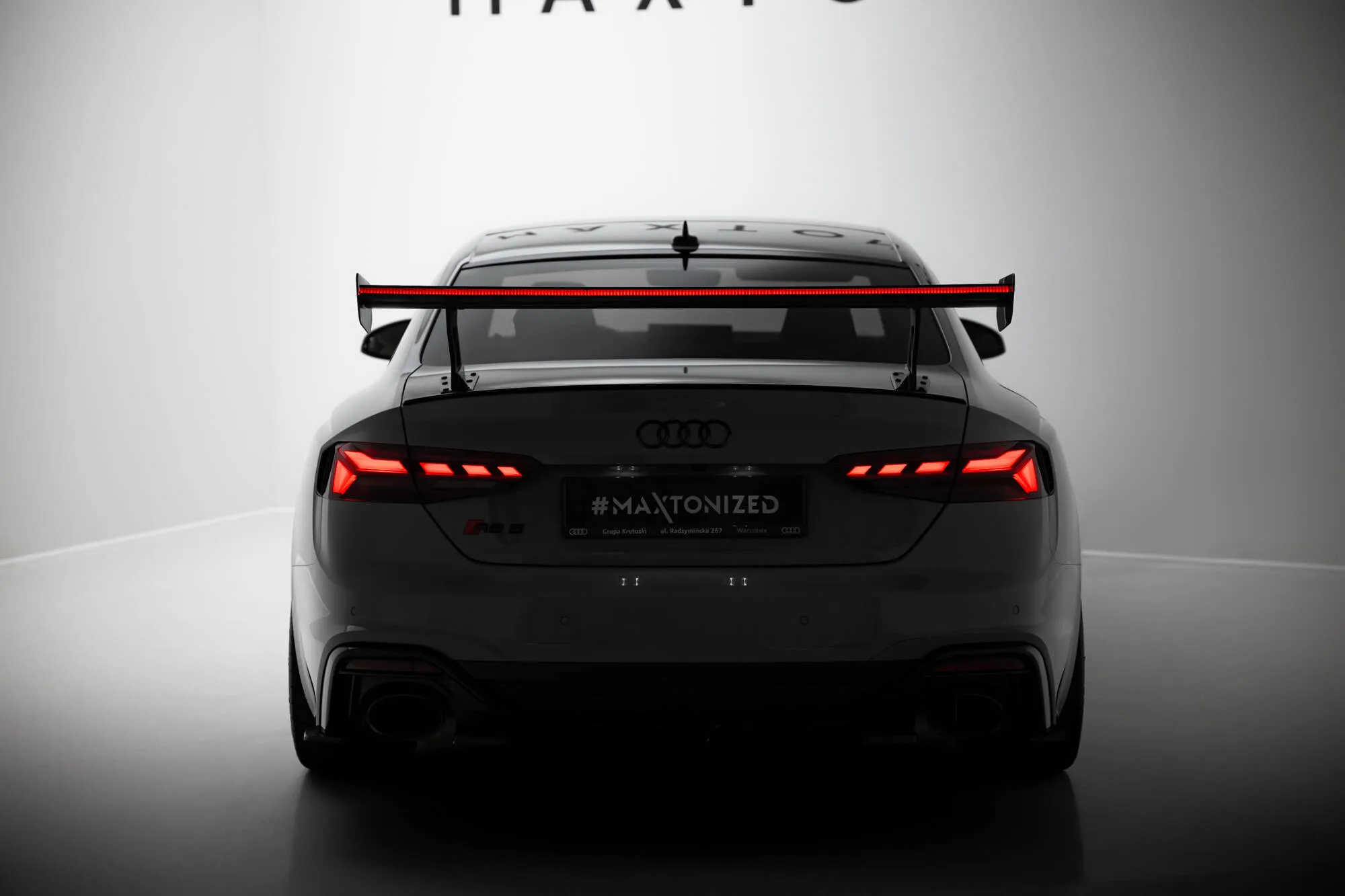 Hekkspoiler V.1 med ytre bøyler med LED Audi A5 (F5 Facelift) 2019-2024 | Carbon Fiber Edition