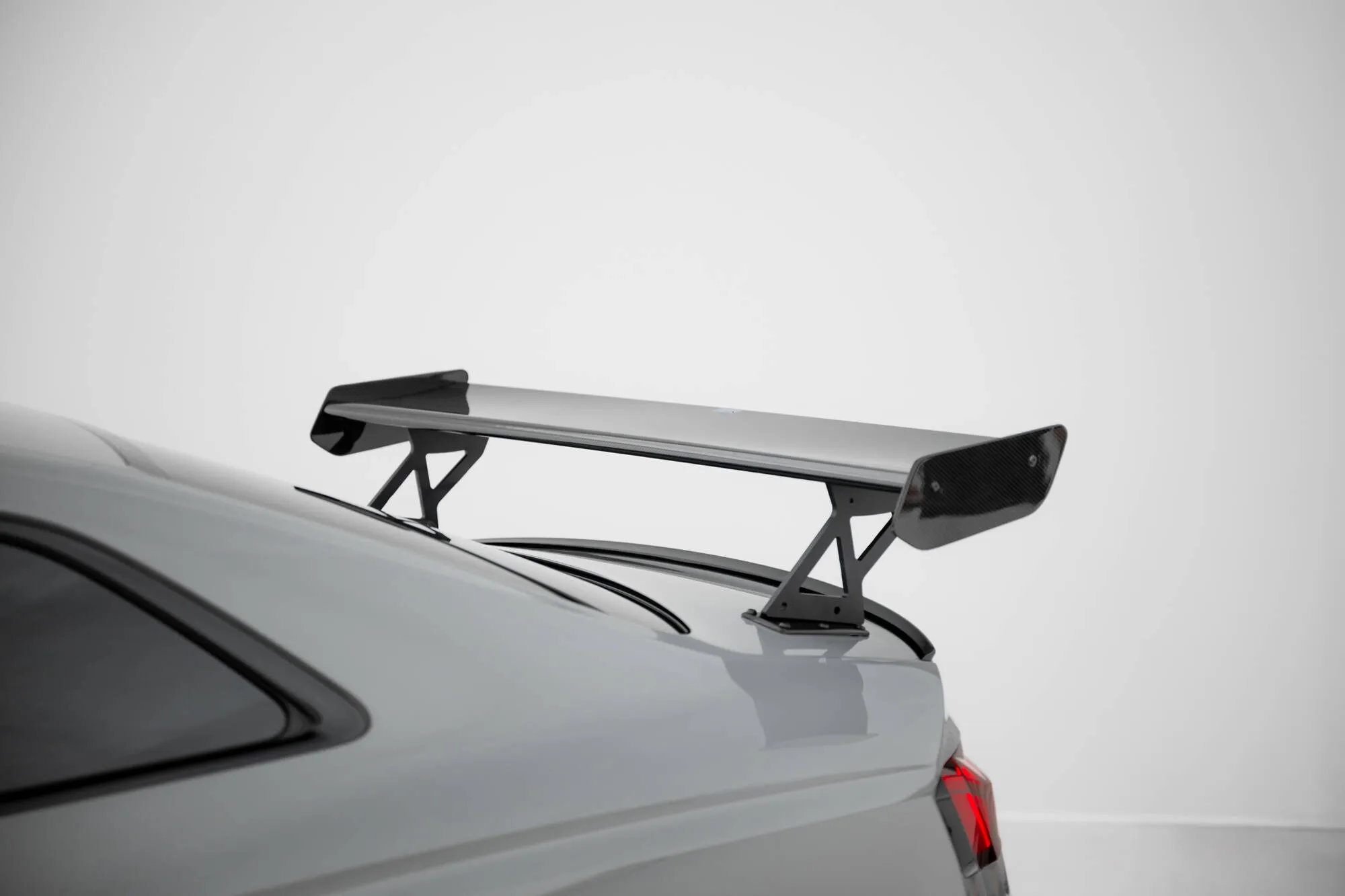 Hekkspoiler V.1 med ytre bøyler med LED Audi A5 (F5 Facelift) 2019-2024 | Carbon Fiber Edition – bilde 8