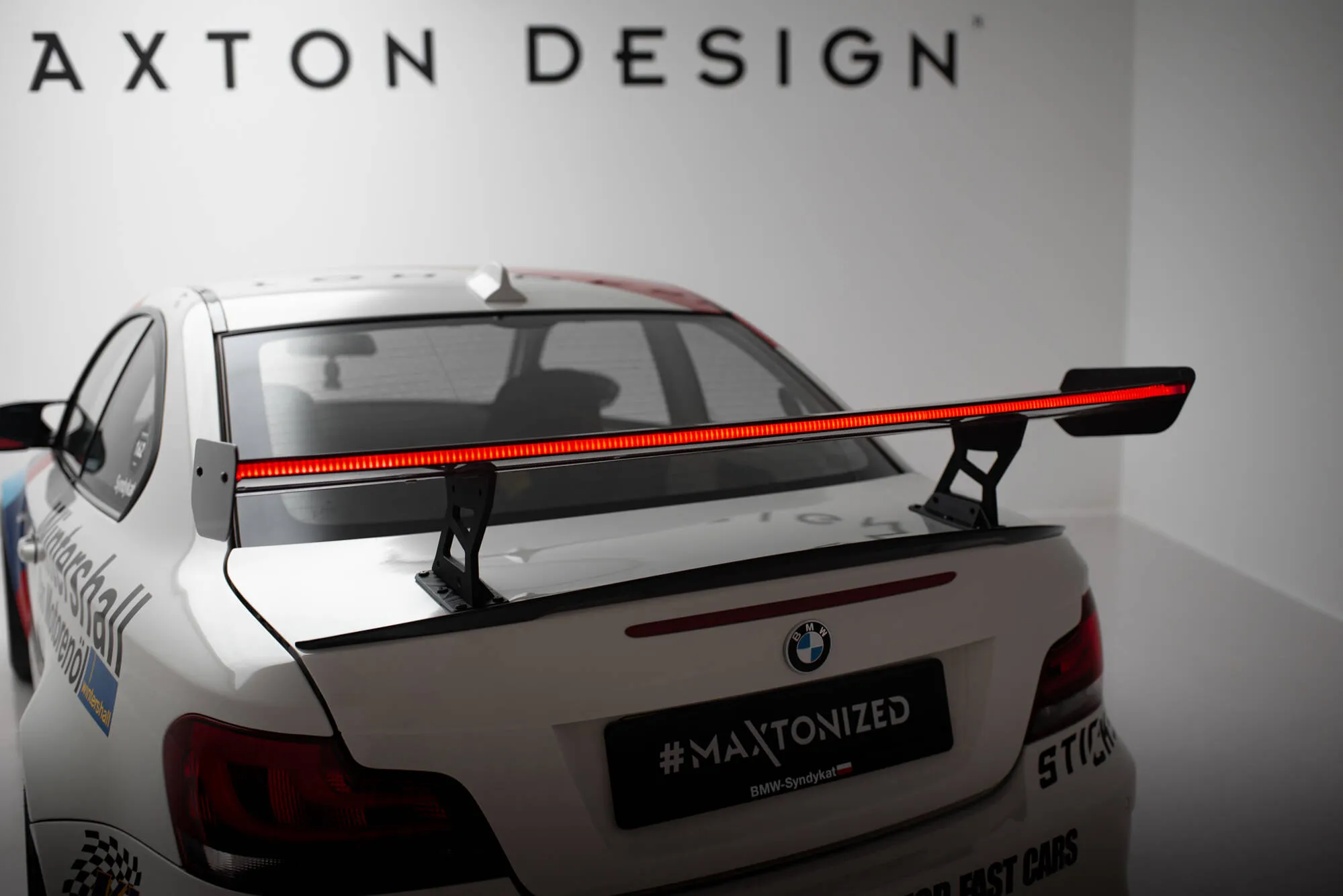 Hekkspoiler V.2 med indre bøyler med LED BMW 1 (E81) 2007 - 2012 | Carbon Fiber Edition