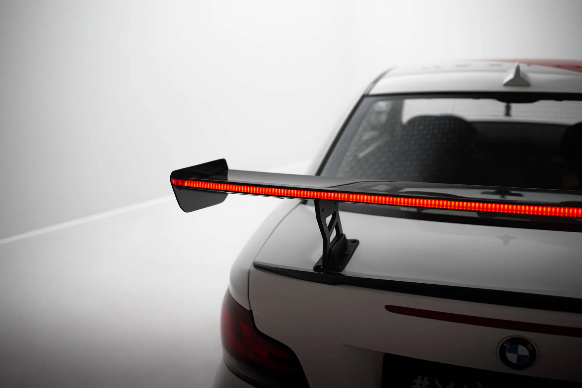 Hekkspoiler V.2 med indre bøyler med LED BMW 1 (E81) 2007 - 2012 | Carbon Fiber Edition – bilde 5