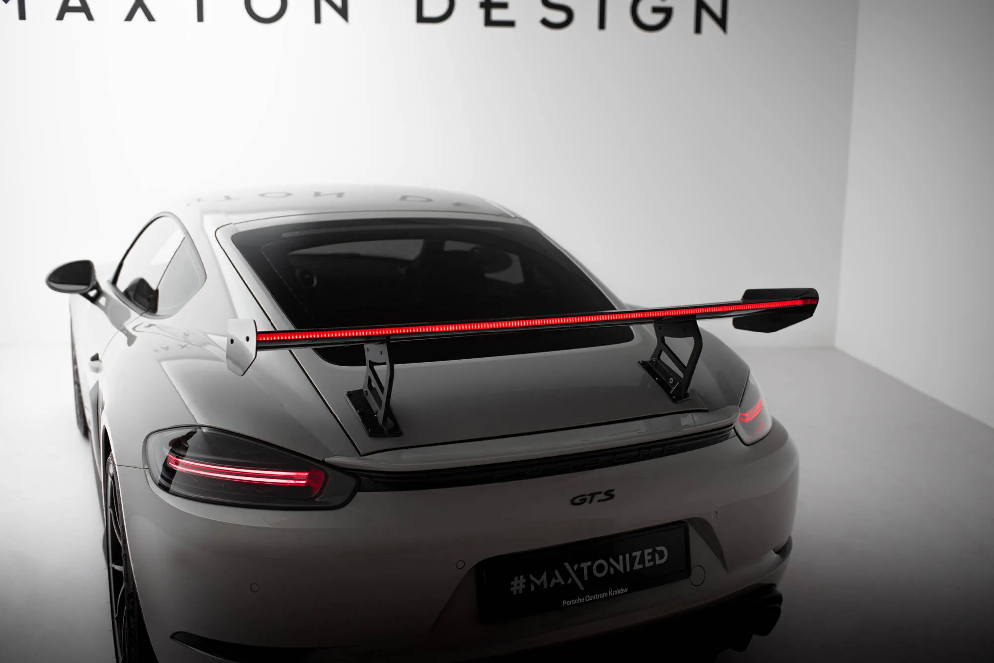 Hekkspoiler V.2 med indre bøyler med LED Porsche Cayman 2016-2026 | Carbon Fiber Edition