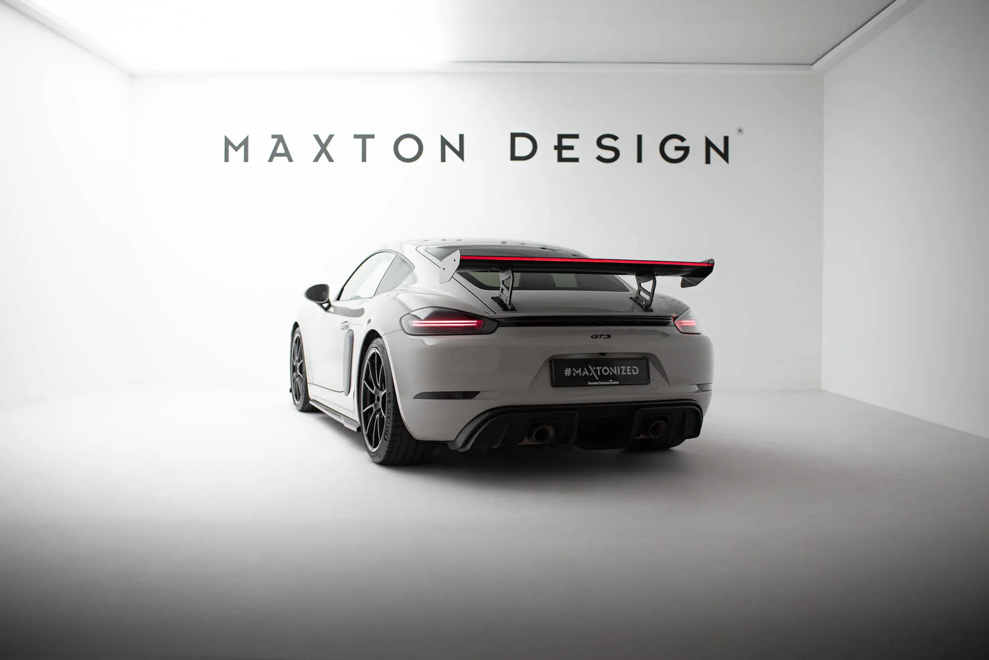 Hekkspoiler V.2 med indre bøyler med LED Porsche Cayman 2016-2026 | Carbon Fiber Edition – bilde 10