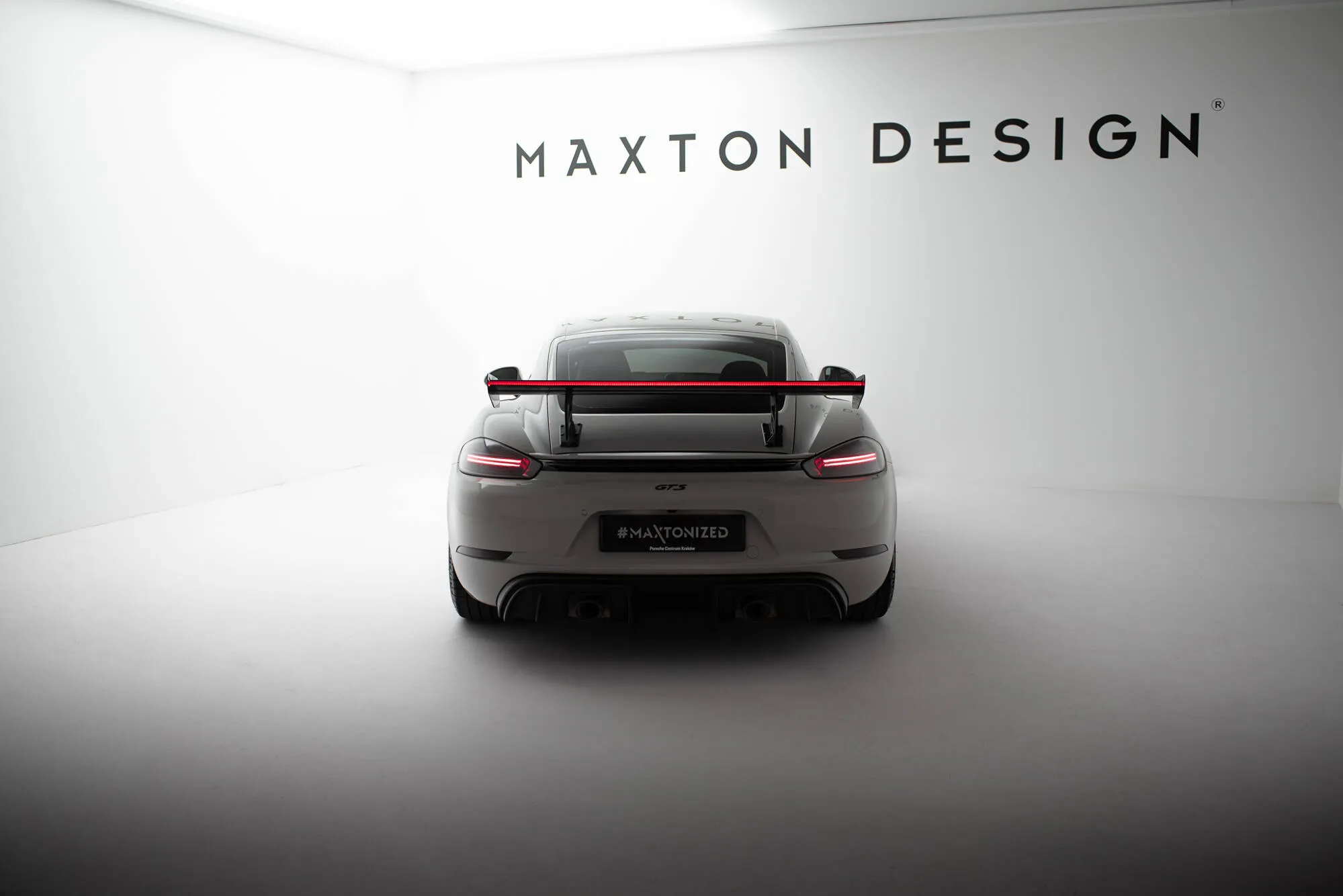 Hekkspoiler V.2 med indre bøyler med LED Porsche Cayman 2016-2026 | Carbon Fiber Edition – bilde 2