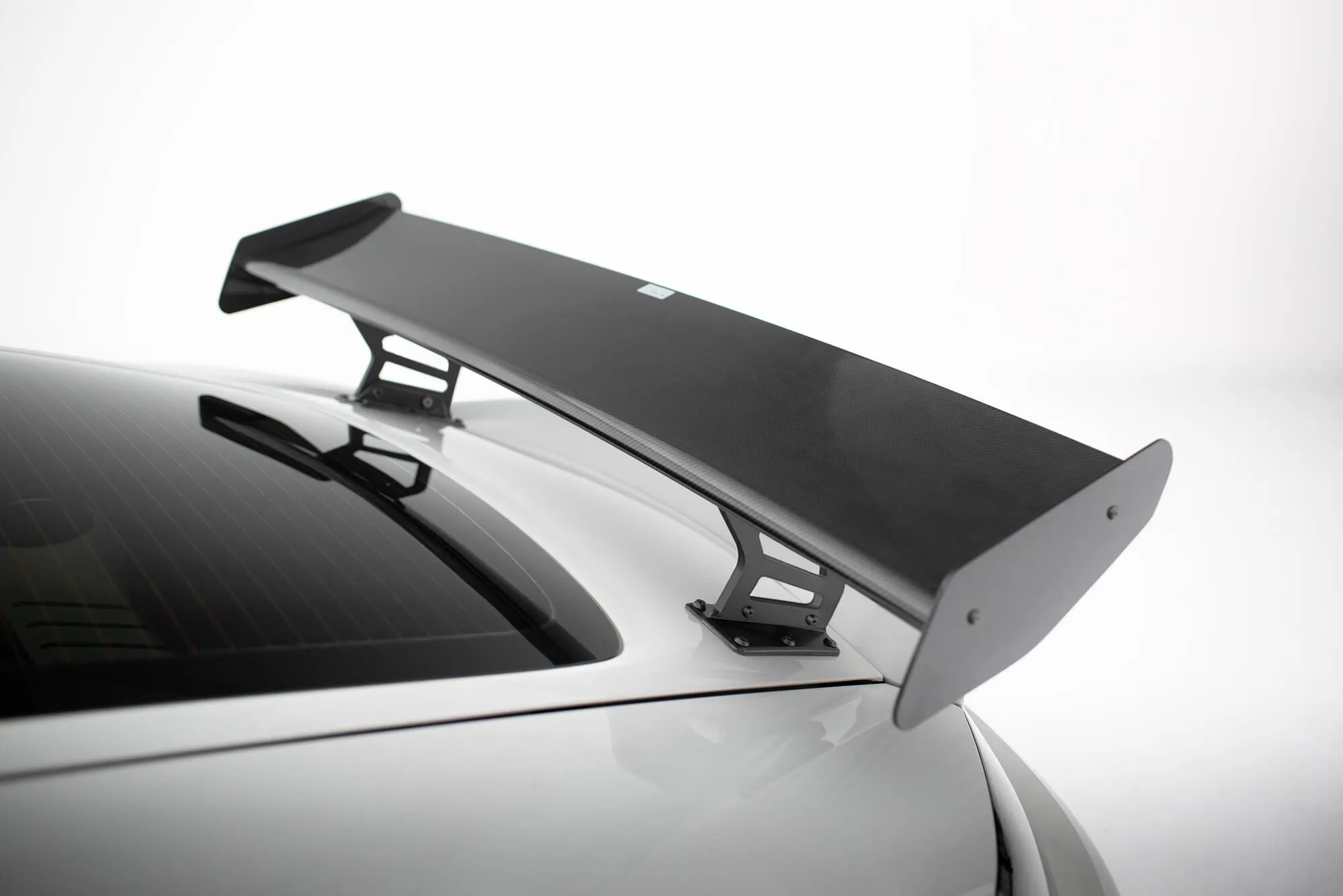 Hekkspoiler V.2 med indre bøyler med LED Porsche Cayman 2016-2026 | Carbon Fiber Edition – bilde 3