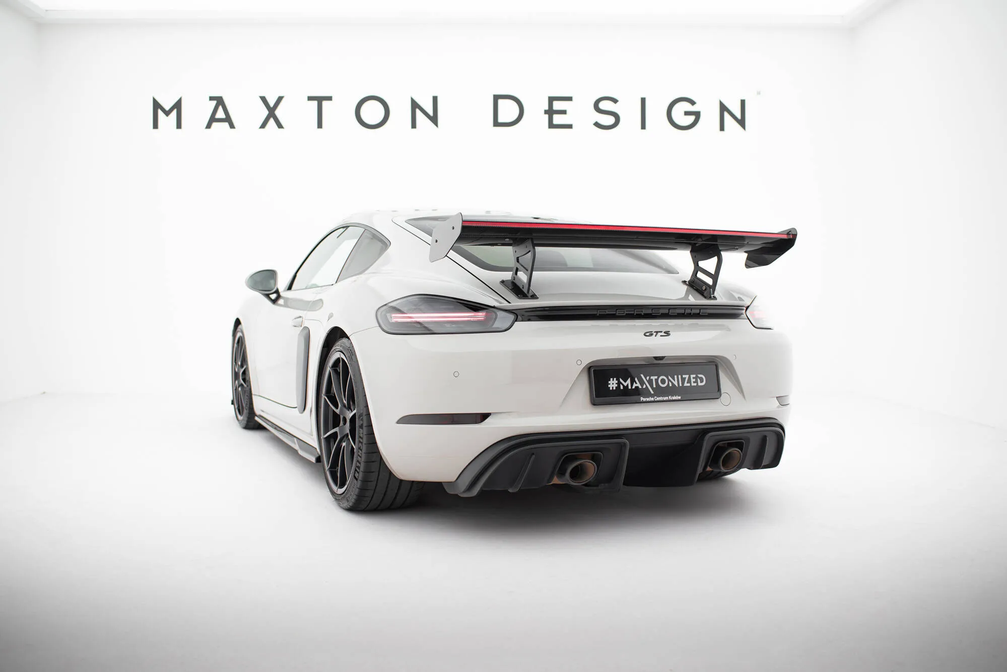 Hekkspoiler V.2 med indre bøyler med LED Porsche Cayman 2016-2026 | Carbon Fiber Edition – bilde 6