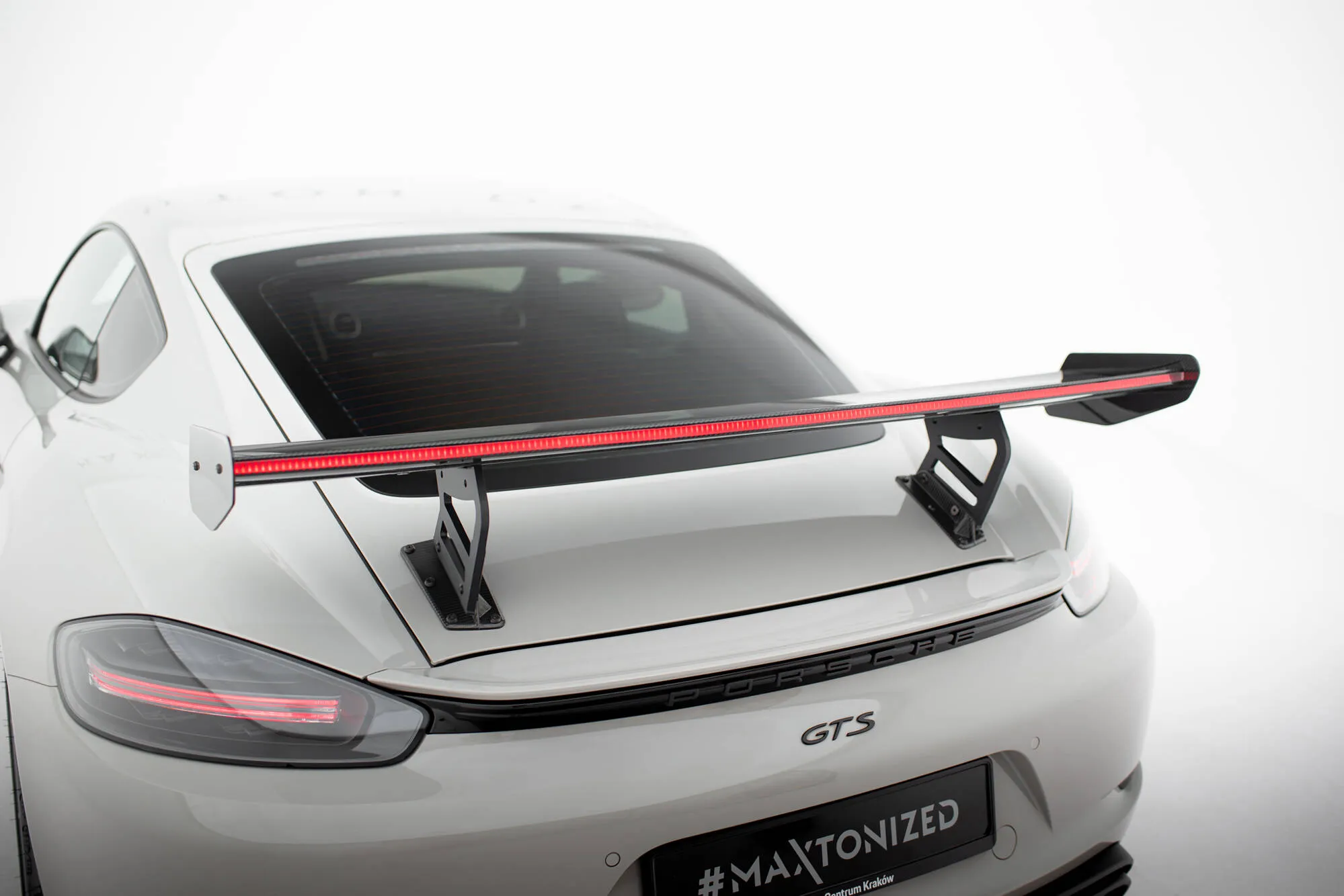 Hekkspoiler V.2 med indre bøyler med LED Porsche Cayman 2016-2026 | Carbon Fiber Edition – bilde 8