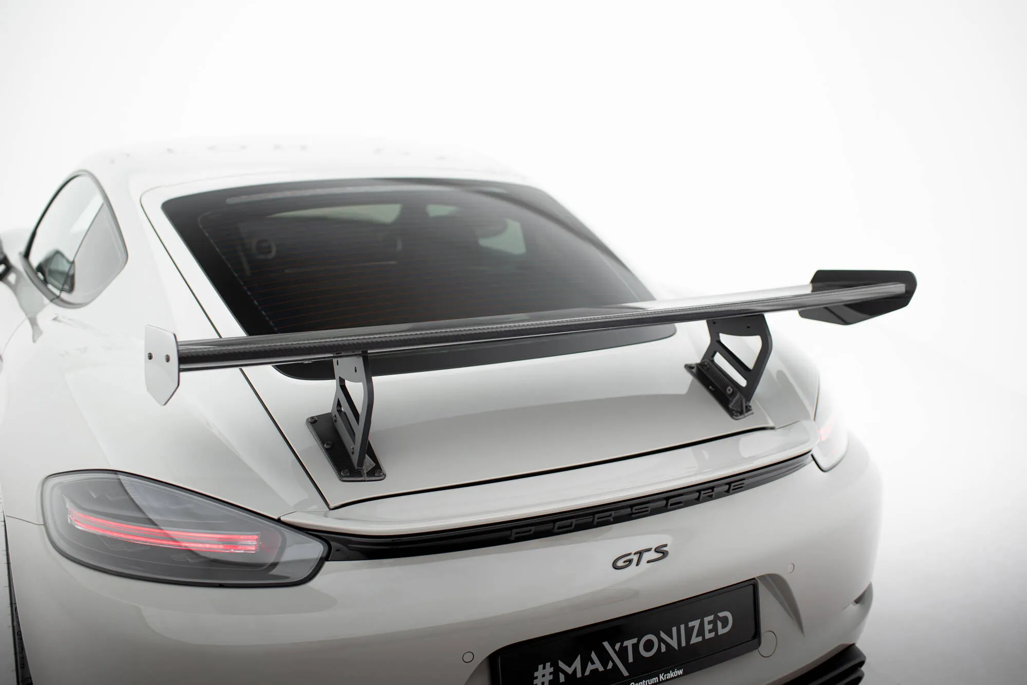 Hekkspoiler V.2 med indre bøyler Porsche Cayman 2016-2026 | Carbon Fiber Edition