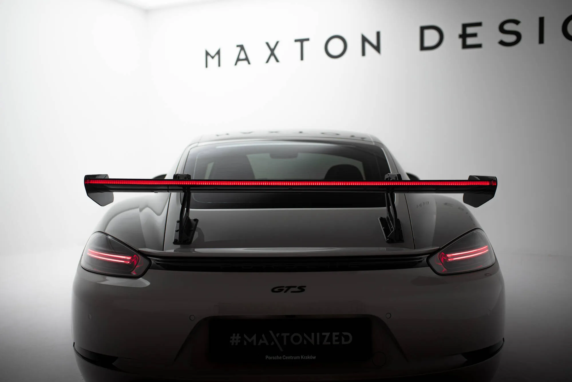 Hekkspoiler V.2 med svanehals med LED Porsche Cayman 2016-2026 | Carbon Fiber Edition