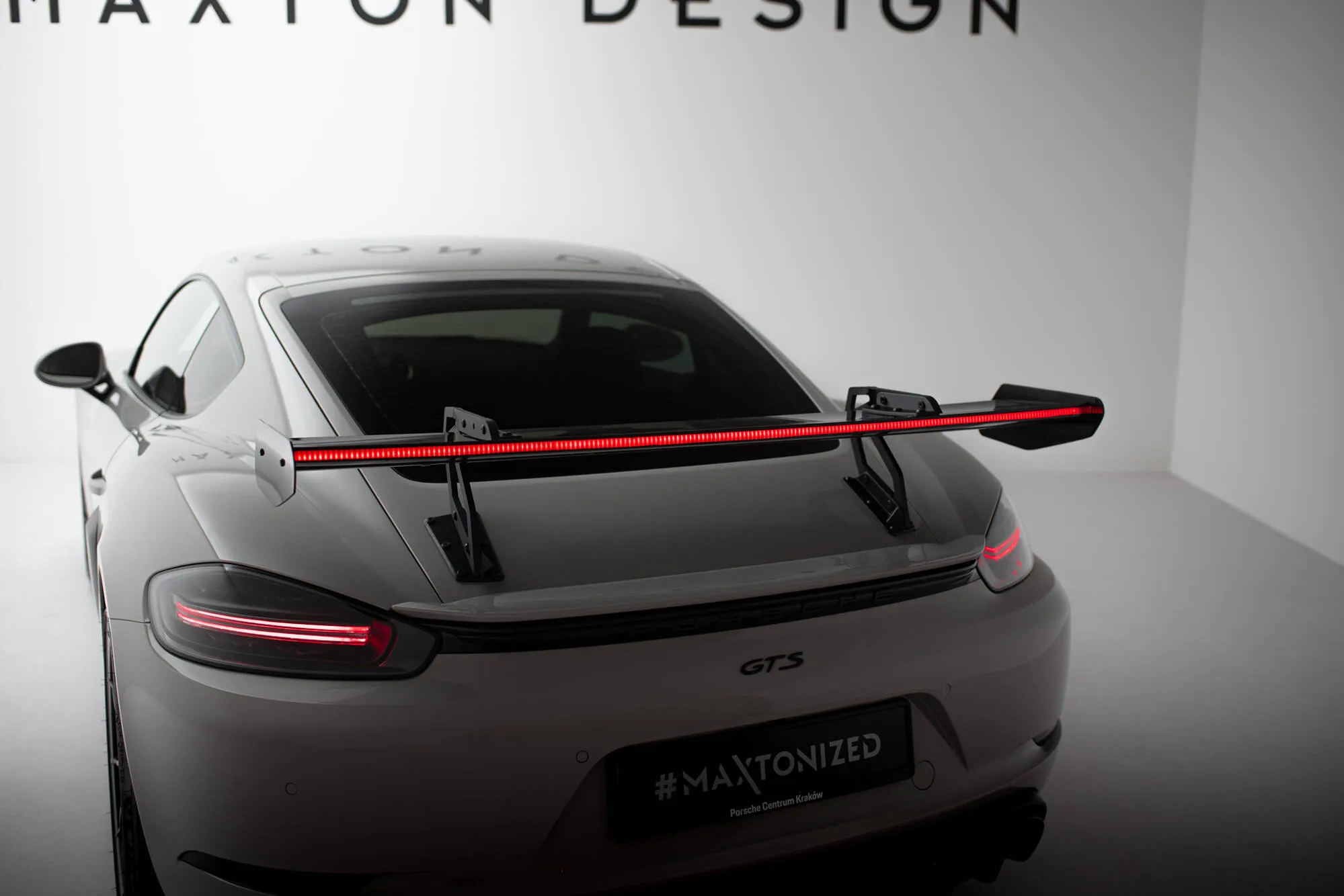 Hekkspoiler V.2 med svanehals med LED Porsche Cayman 2016-2026 | Carbon Fiber Edition – bilde 5