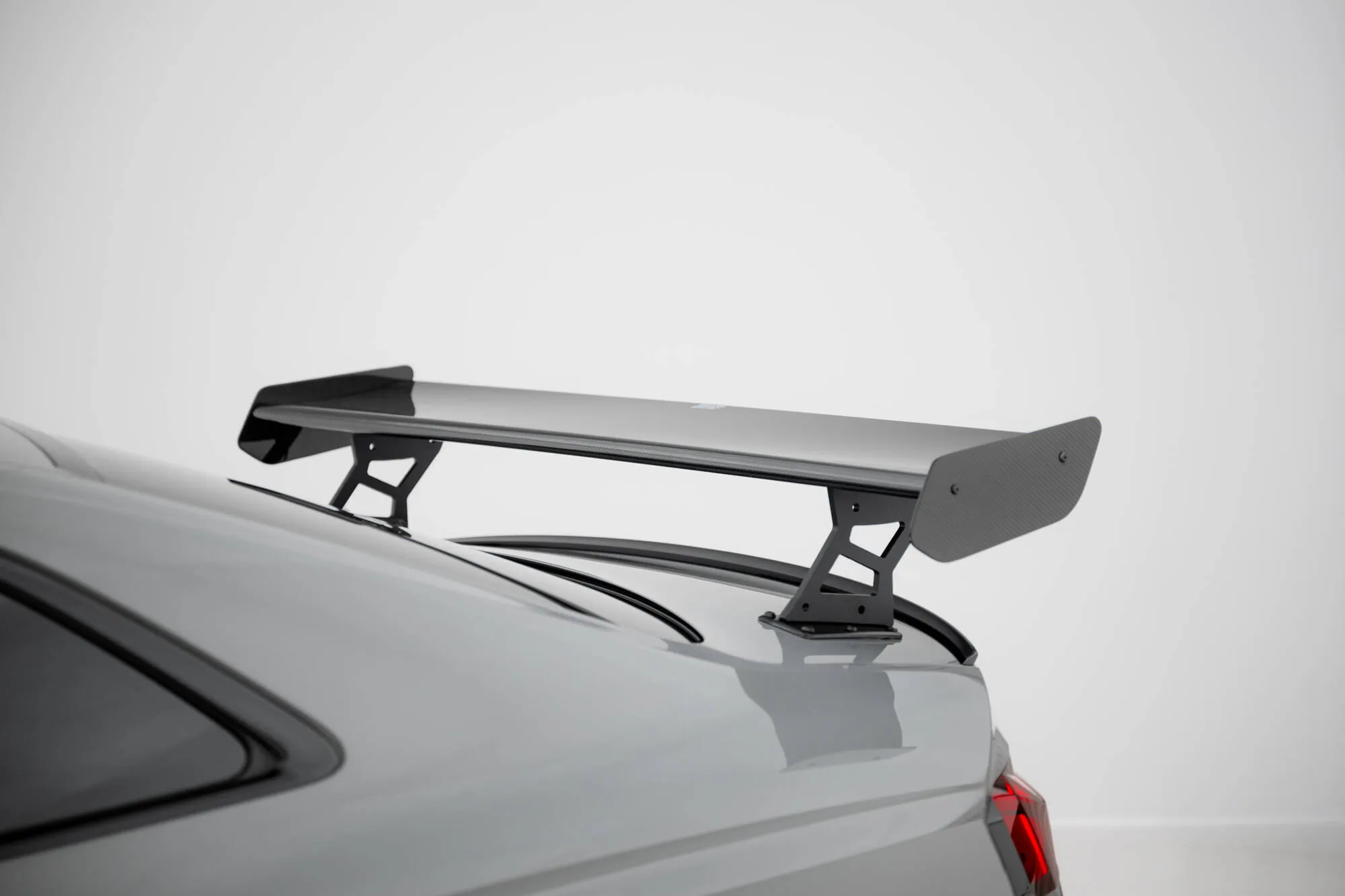 Hekkspoiler V.2 med ytre bøyler Audi A5 (F5 Facelift) 2019-2024 | Carbon Fiber Edition – bilde 3