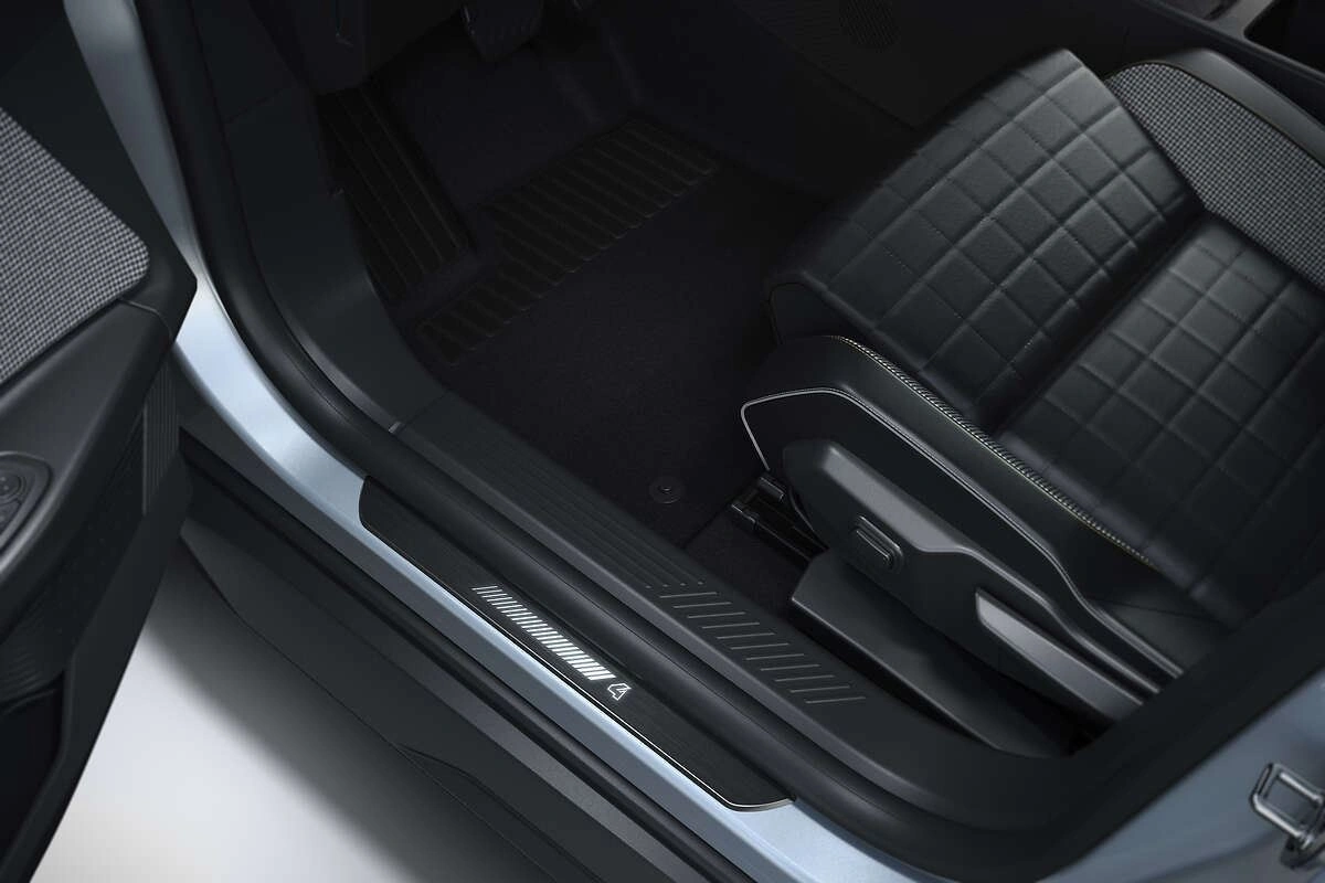Innstegslister Renault 4 E‑Tech Electric 2025 -> │ Genuine® Belyste – sett foran