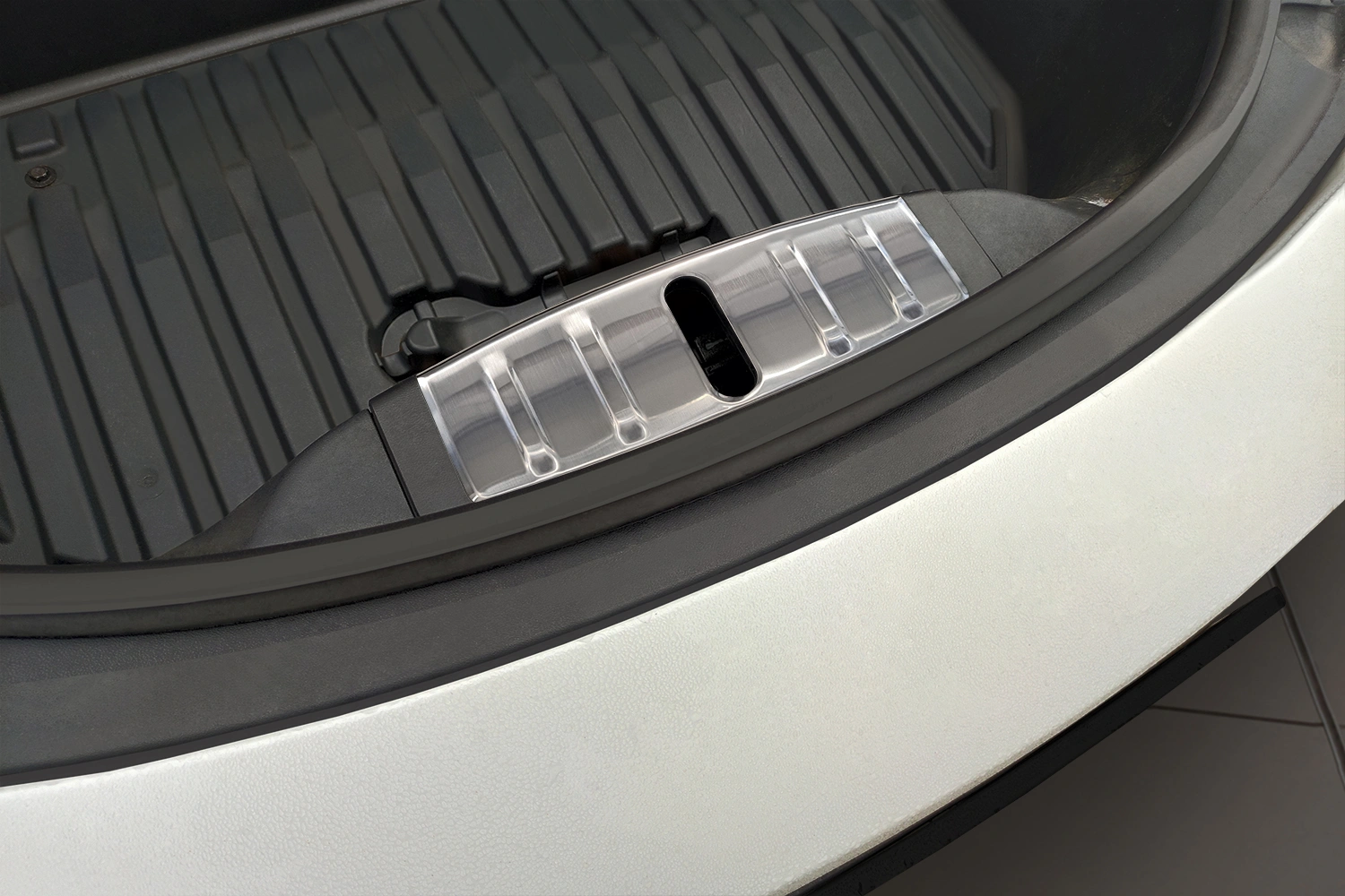 Låsedeksel frunk Tesla Model 3 2017 - 2023 │ Krom - Silver Edition