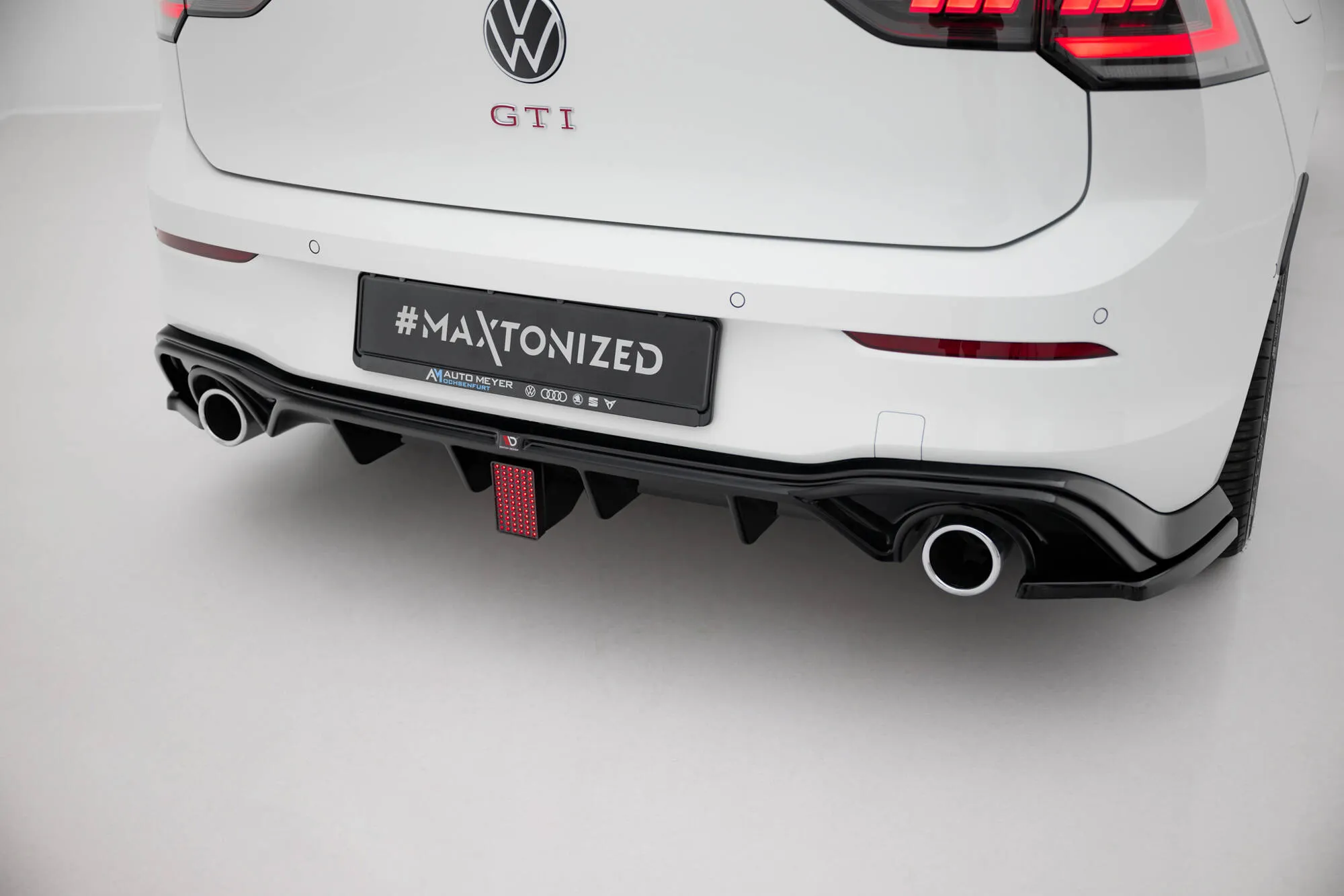 LED bremselys V.1 VW Golf VIII R 2020-> / VW Golf VIII GTI 2020-> | Glossy Black Edition – bilde 4