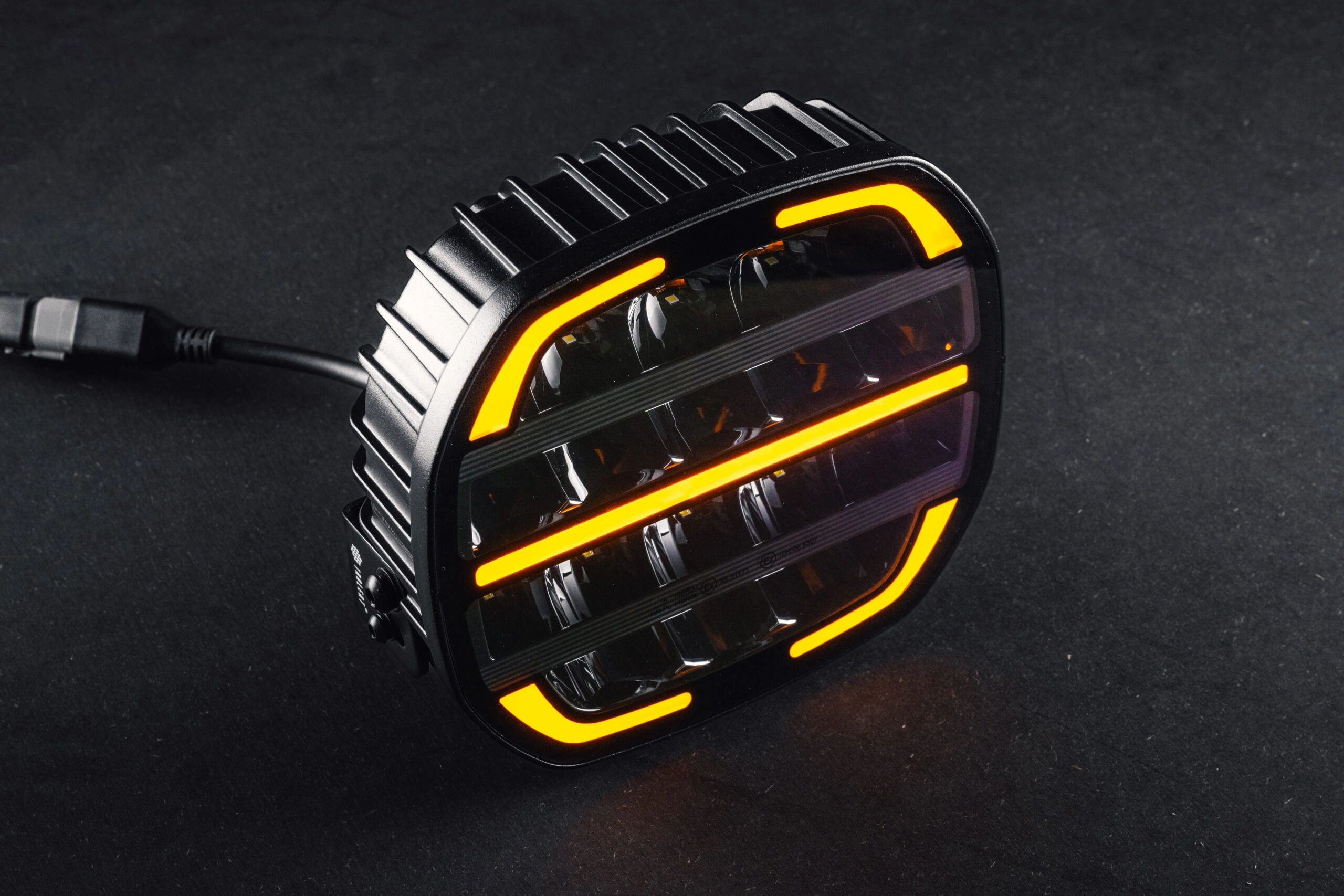 LED fjernlys Tralert Phantom Black 8.7" (22 cm) LED ekstralys – med hvitt/gult posisjonslys