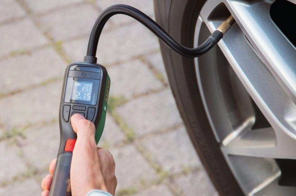 Luftkompressor Bosch EasyPump -  med batteri som kan lades, bærbar, digital - akkumulator pumpe 10 bar – bilde 3