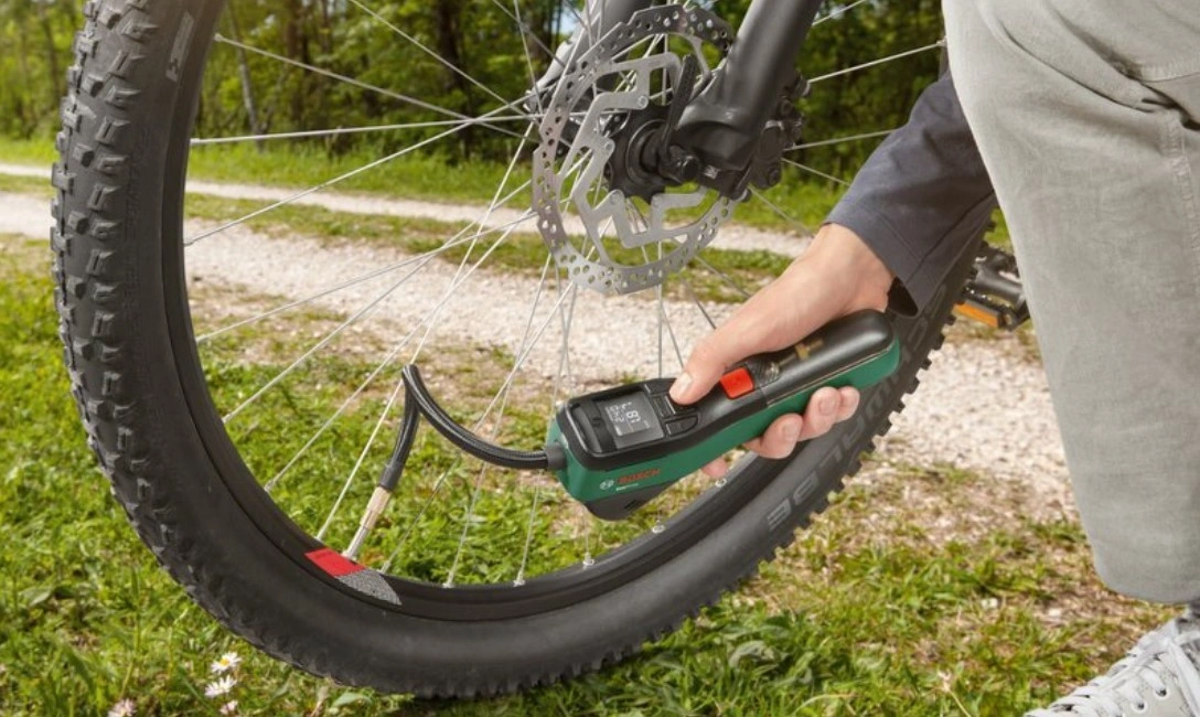 Luftkompressor Bosch EasyPump -  med batteri som kan lades, bærbar, digital - akkumulator pumpe 10 bar – bilde 5