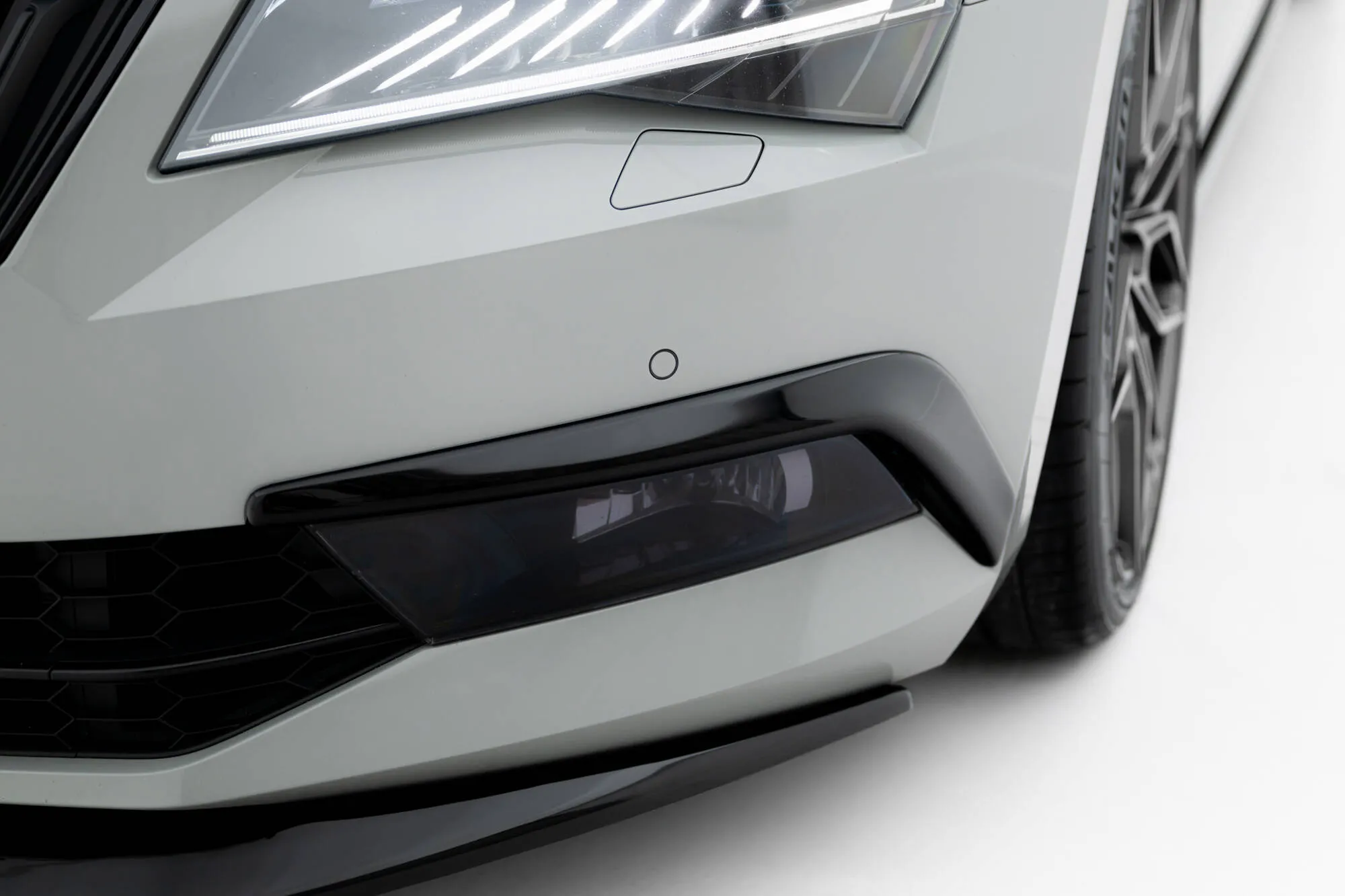 Lysrammer Skoda Superb III 2015 - 2019 | Glossy Black Edition