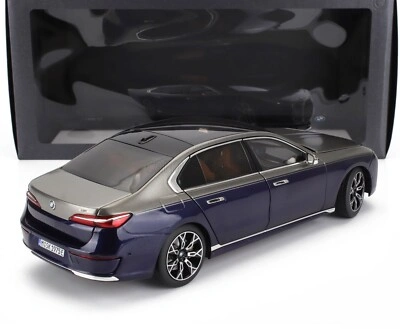 Miniatyrmodell BMW i7 G70 1:18 Two-Tone Oxide Grey Blue – bilde 8