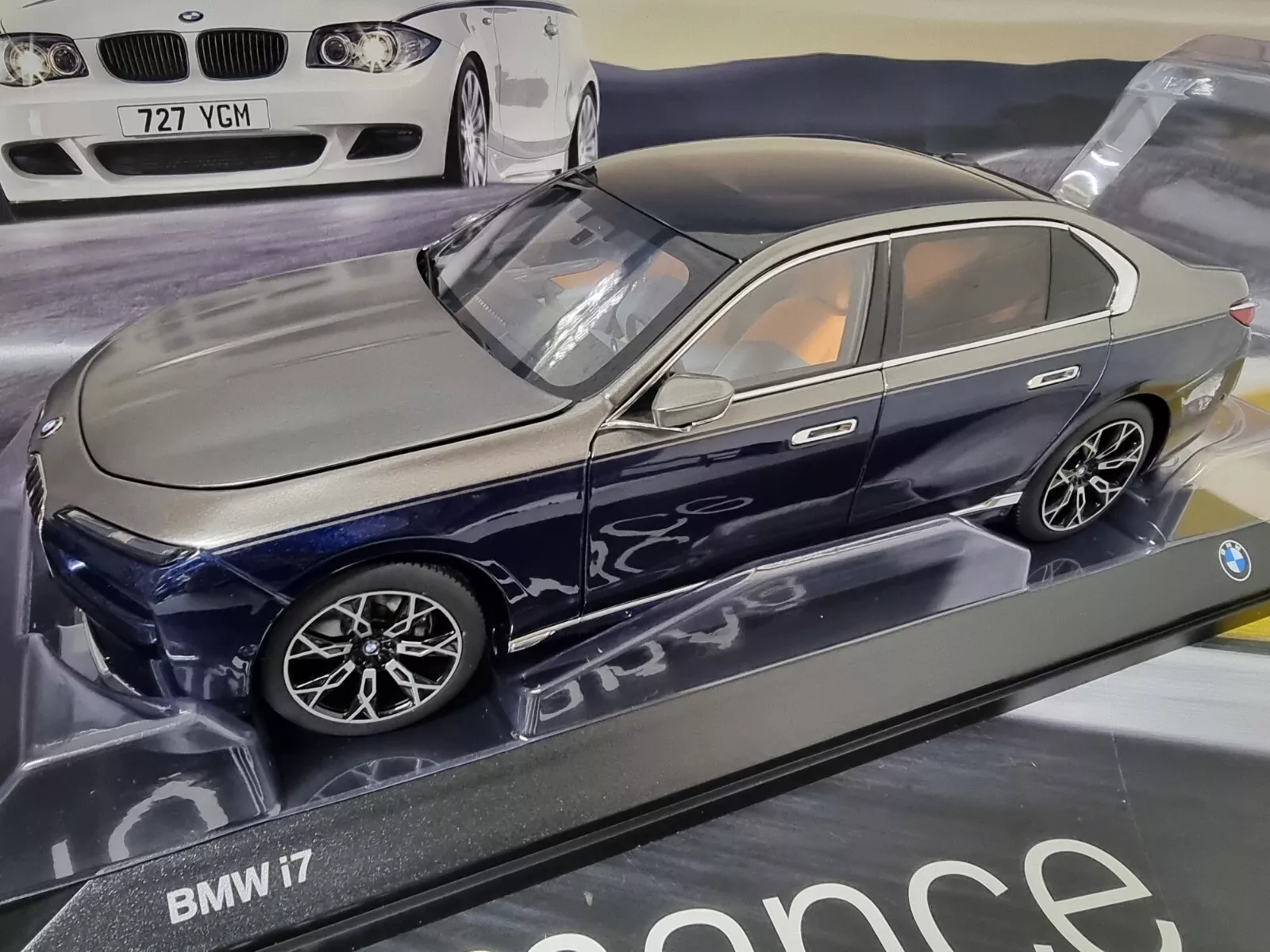 Miniatyrmodell BMW i7 G70 1:18 Two-Tone Oxide Grey Blue – bilde 9