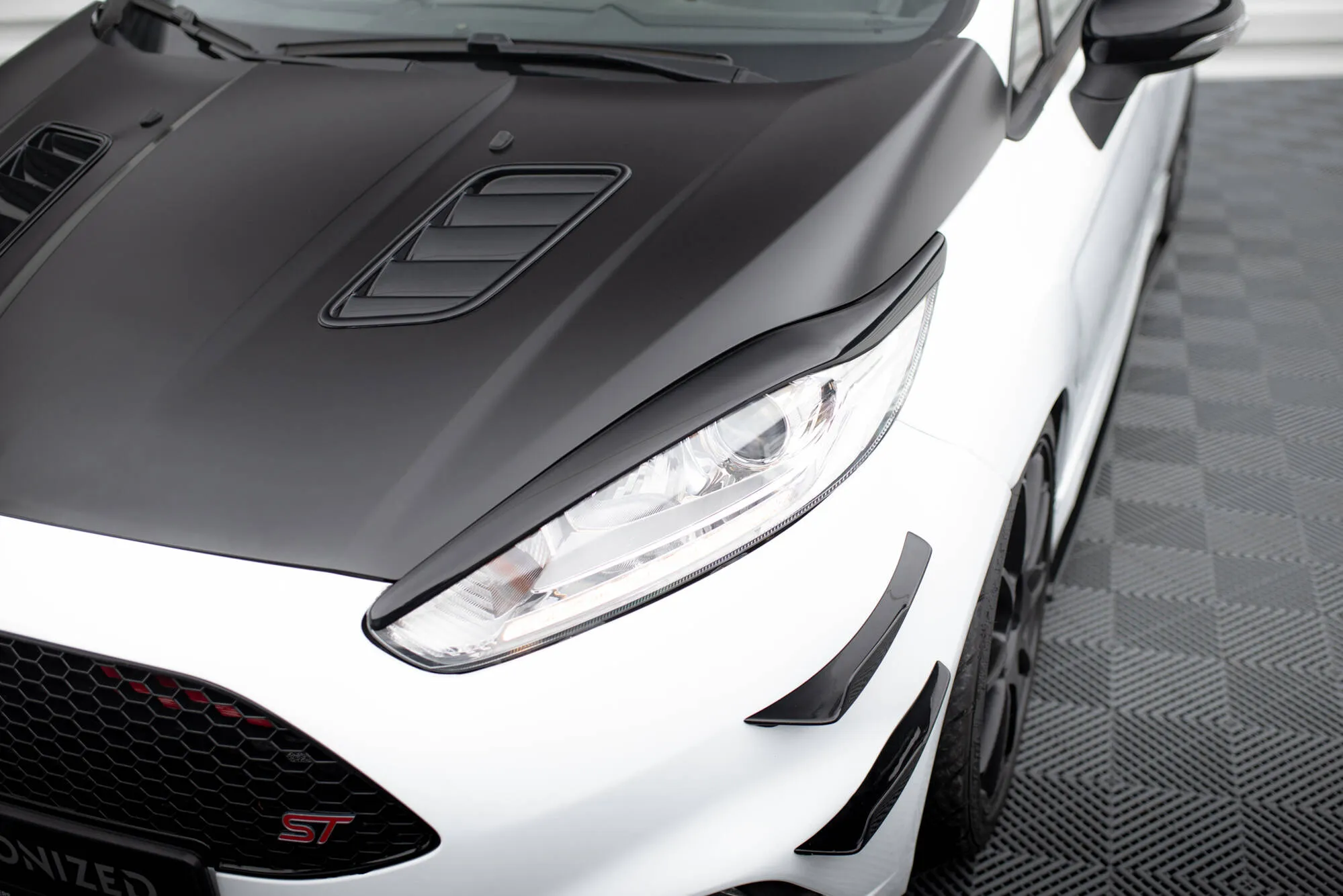 Øyelokk V.1 Ford Fiesta ST VII Facelift 2013 - 2016 | Glossy Black Edition