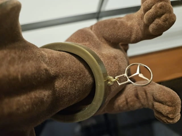 Pyntehund Mercedes-Benz med vippende hode – Retro kultfigur – bilde 3
