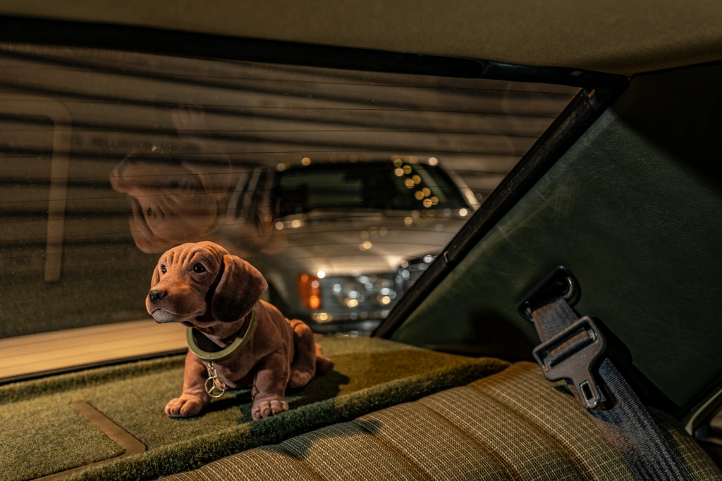 Pyntehund Mercedes-Benz med vippende hode – Retro kultfigur – bilde 5