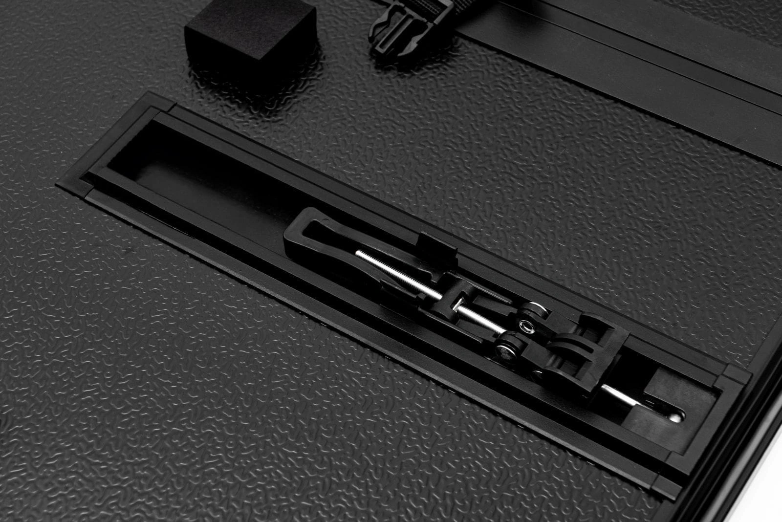 Rolltop Nissan Navara III (D40) 2005 - 2015 │ Rullegardin  for lasteplanet - Roll Cover Black Image 13