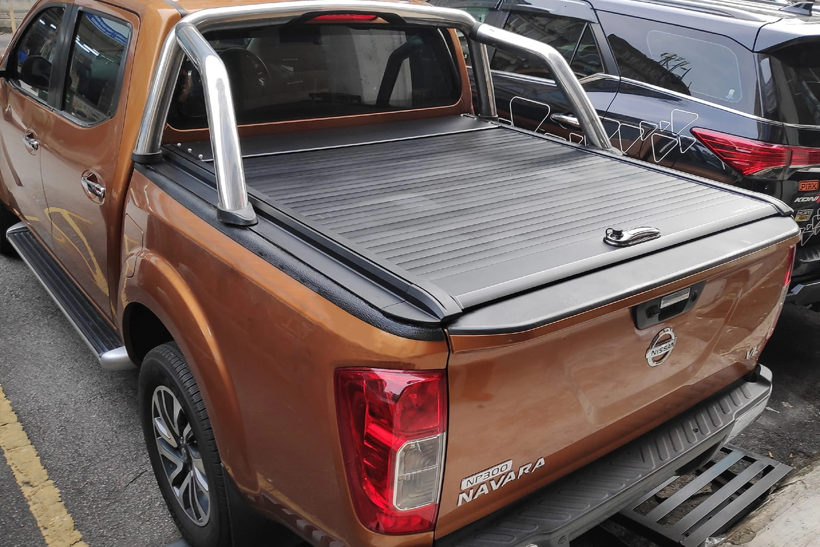 Rolltop Nissan Navara  IV 2015 - 2022 │ Double Cab Rullegardin  for lasteplanet - Aluminium Roll Cover Black – bilde 3