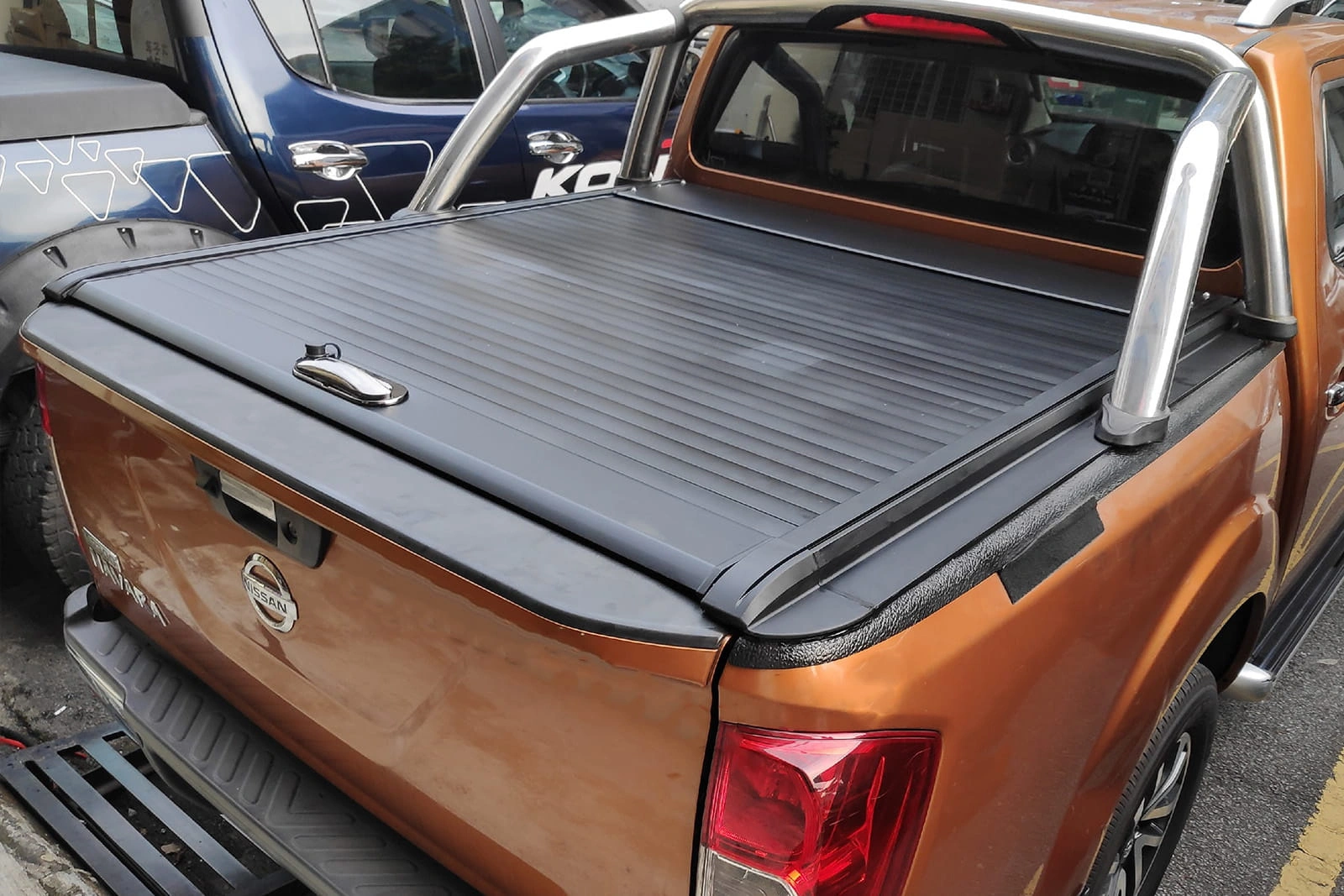Rolltop Nissan Navara  IV 2015 - 2022 │ Double Cab Rullegardin  for lasteplanet - Aluminium Roll Cover Black – bilde 4