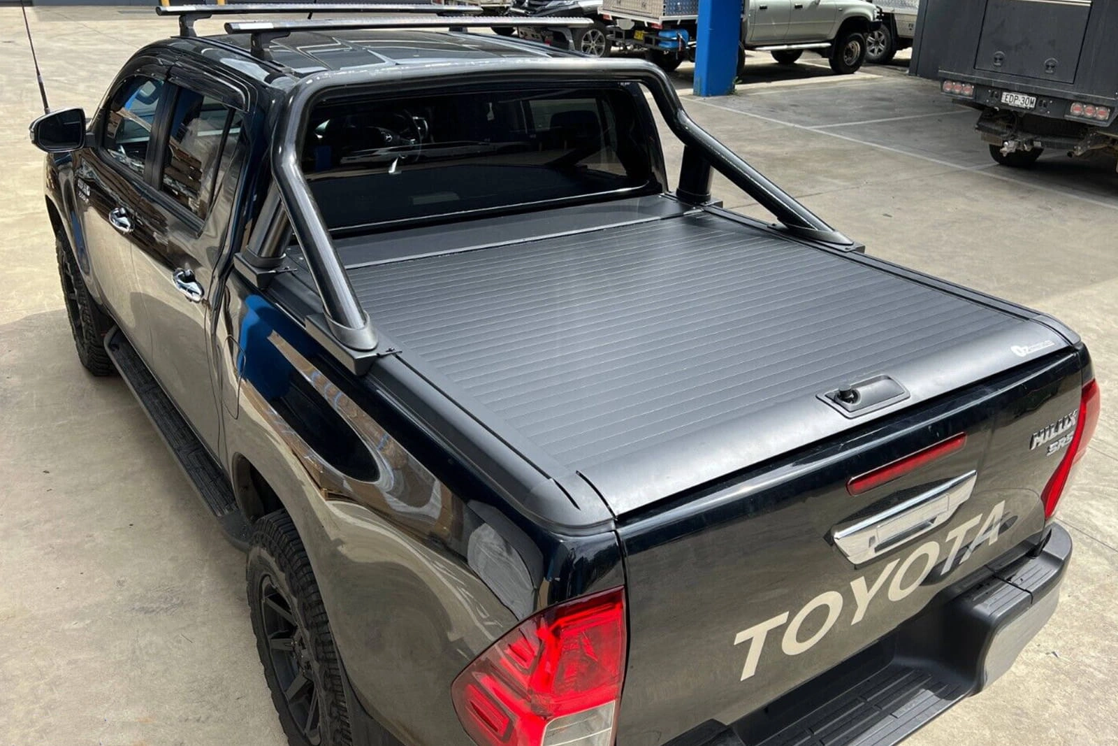 Rolltop Toyota Hilux VIII 2015 - 2023 │ Rullegardin  for lasteplanet - Aluminium Roll Cover Black Image 1