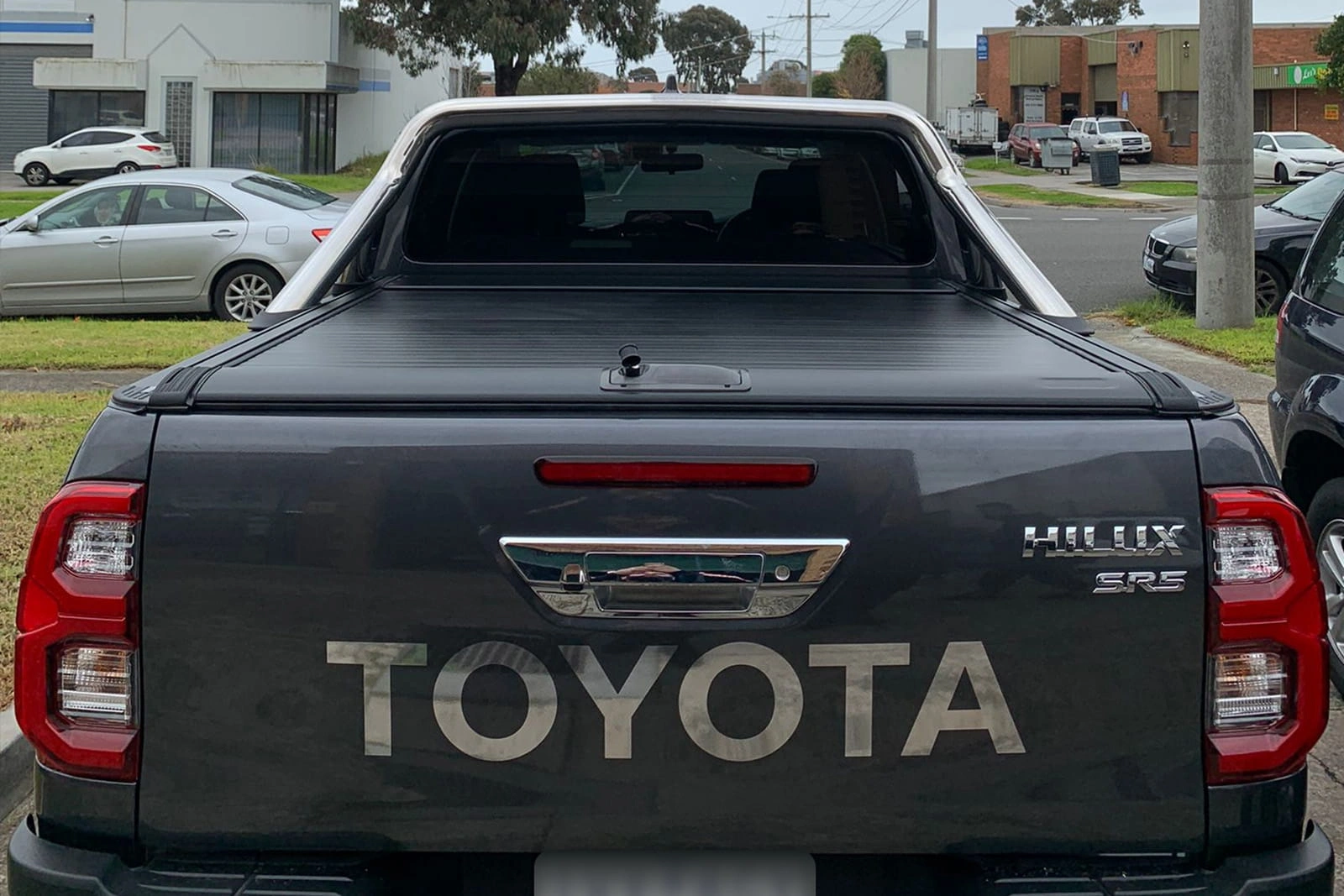 Rolltop Toyota Hilux VIII 2015 - 2023 │ Rullegardin  for lasteplanet - Aluminium Roll Cover Black Image 4
