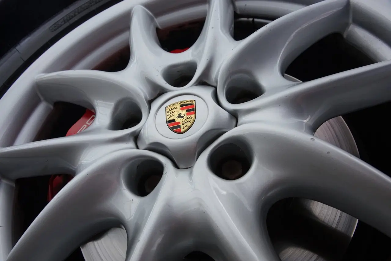 Senterkopper Porsche Stars Grey Titanium Edition │ Genuine Wheel Hub Center Cap Set - 4 stk. – bilde 5