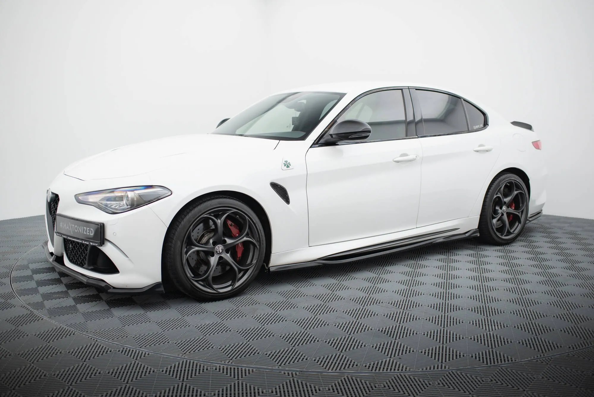 Sideskjørt Alfa Romeo Giulia Quadrifoglio 2015 -> | Glossy Black Edition – bilde 2
