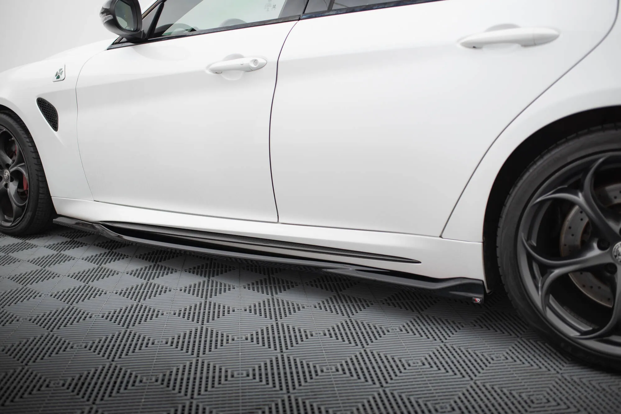 Sideskjørt Alfa Romeo Giulia Quadrifoglio 2015 -> | Glossy Black Edition – bilde 3