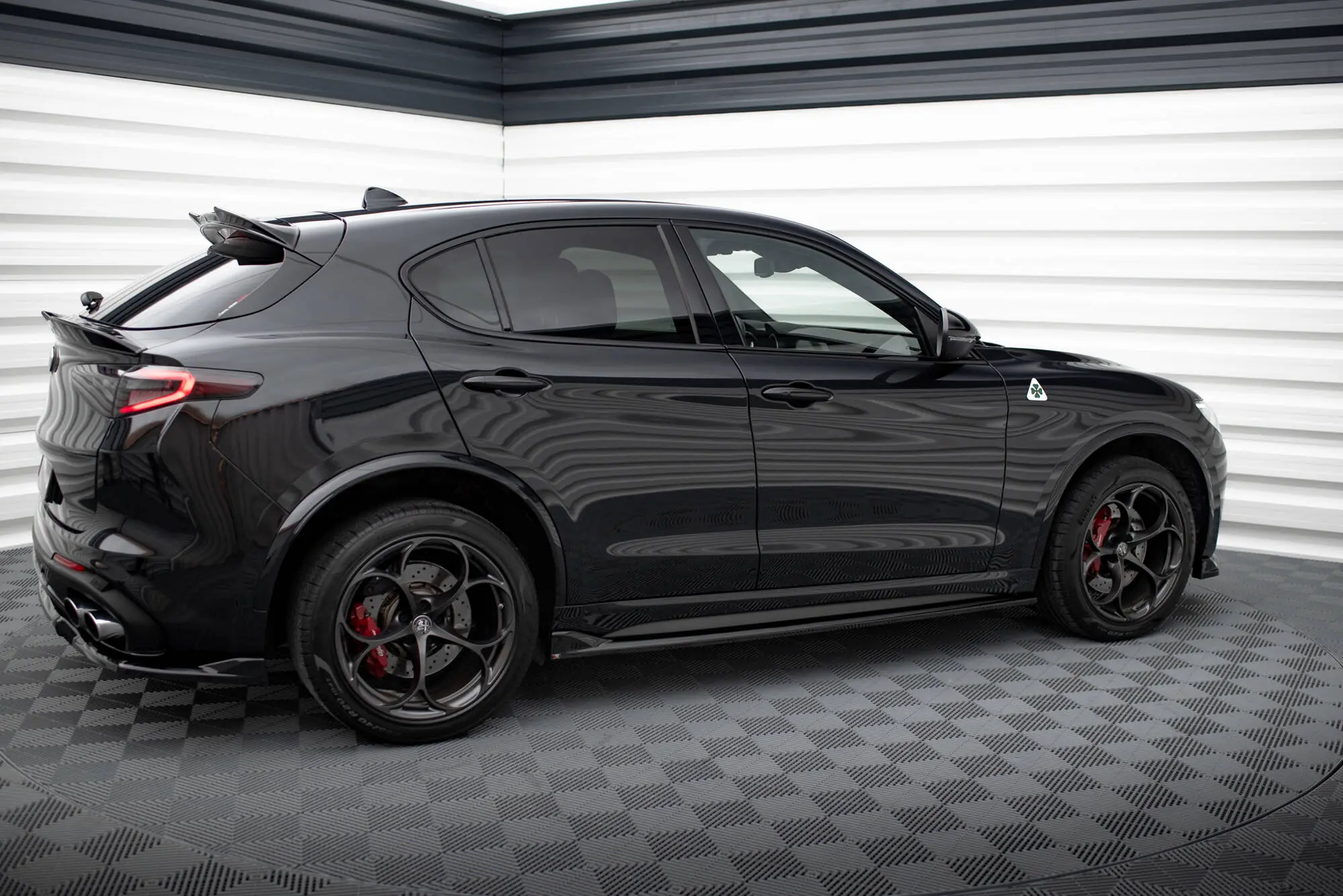 Sideskjørt Alfa Romeo Stelvio Quadrifoglio 2016 - 2020 | Glossy Black Edition – bilde 4