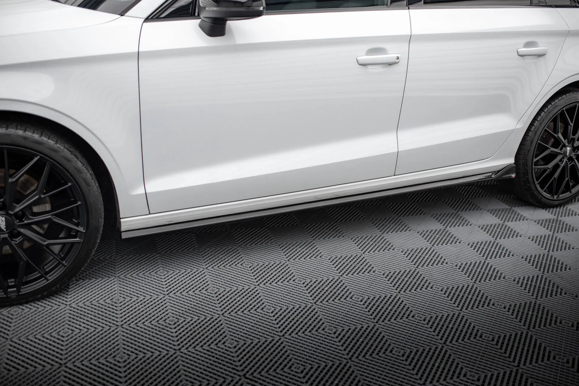 Sideskjørt Audi A3 Sedan 8V 2013 - 2016 | Glossy Black Edition