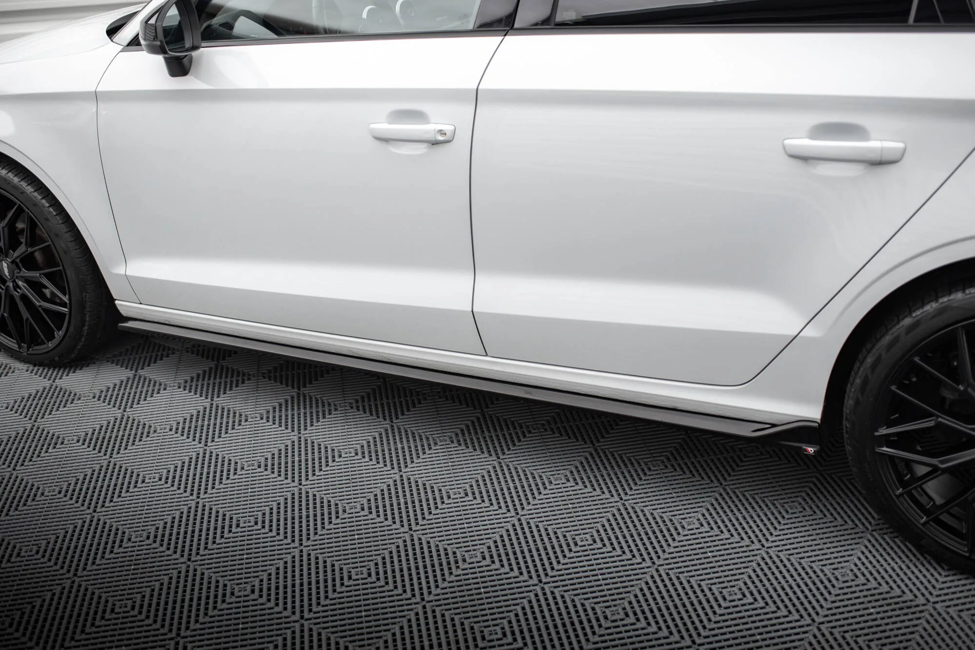 Sideskjørt Audi A3 Sedan 8V 2013 - 2016 | Glossy Black Edition – bilde 3