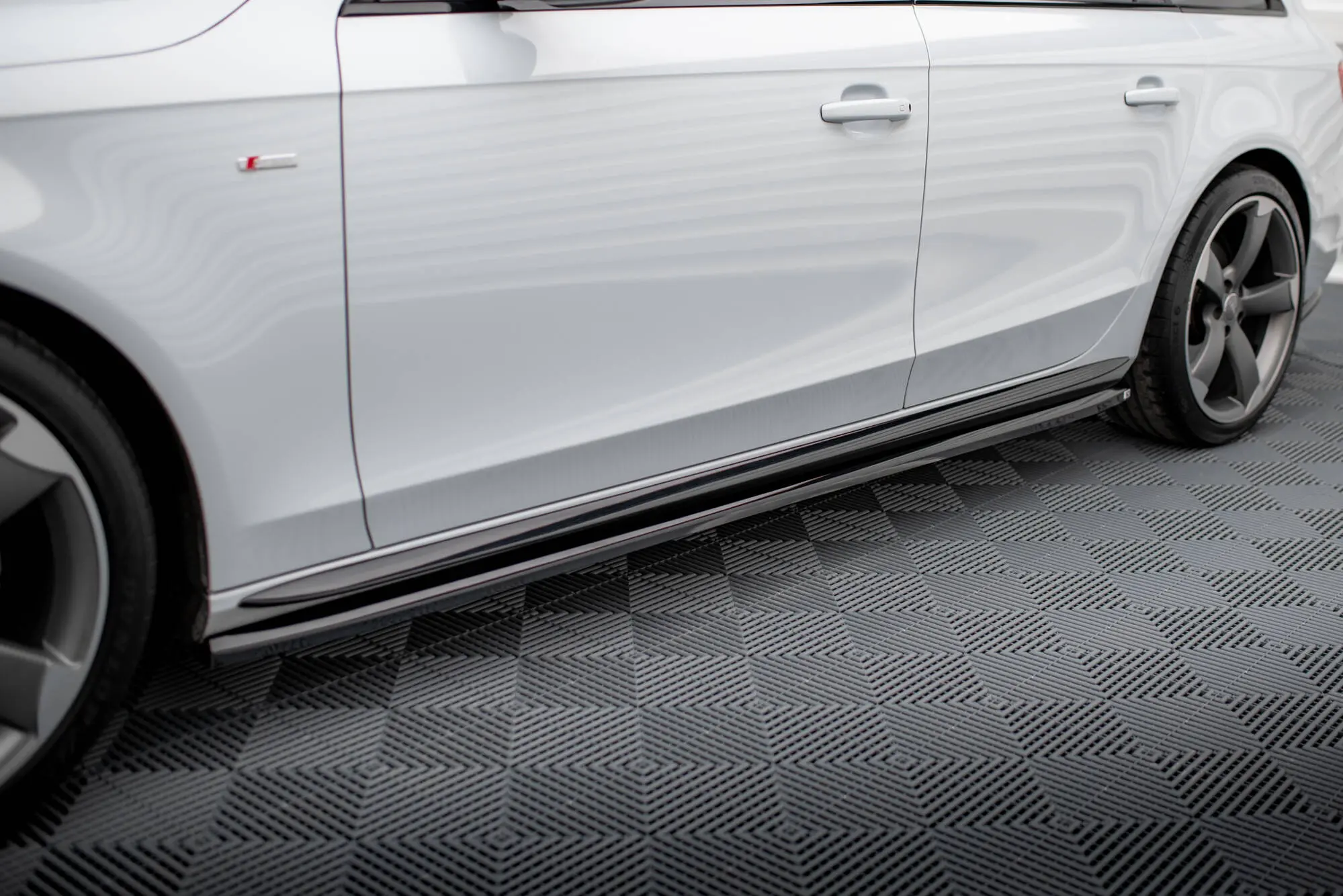 Sideskjørt Audi A4 B8 Competition facelift 2011 - 2015 | Glossy Black Edition