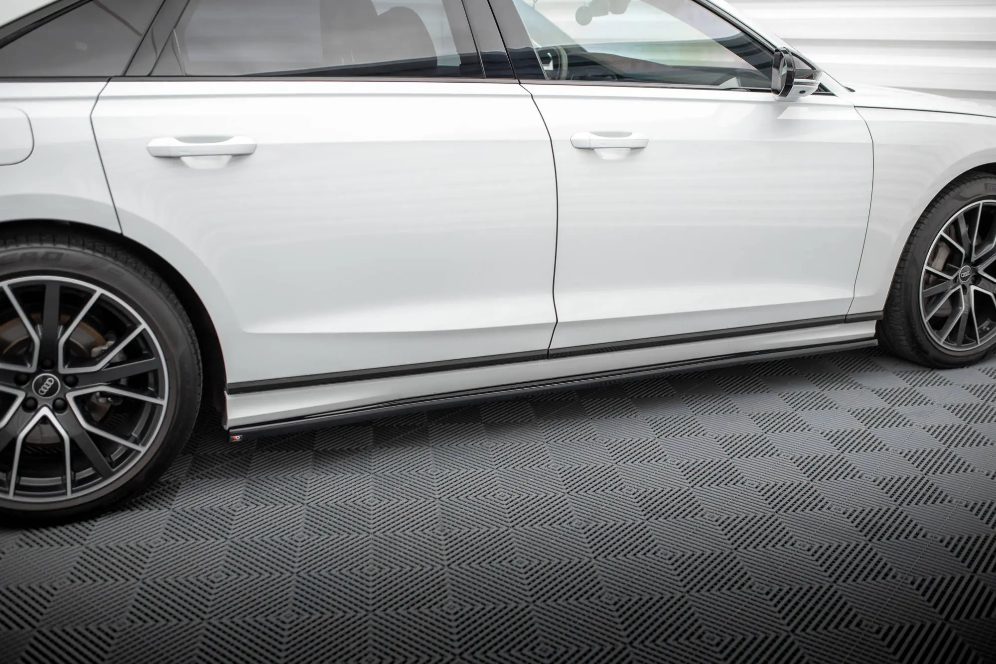 Sideskjørt Audi A8 D5 2017 - 2021 | Glossy Black Edition